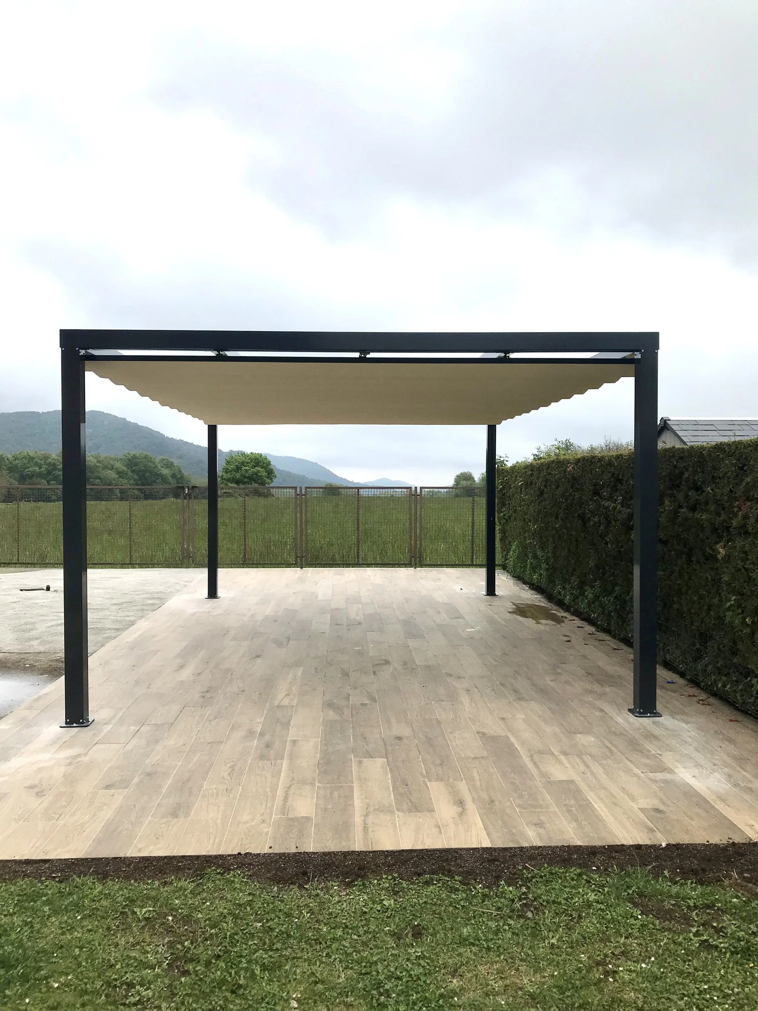 Correder PLUS amb pilars de 120x120 i guies de 120x80 amb teixit TREND LIGHT.