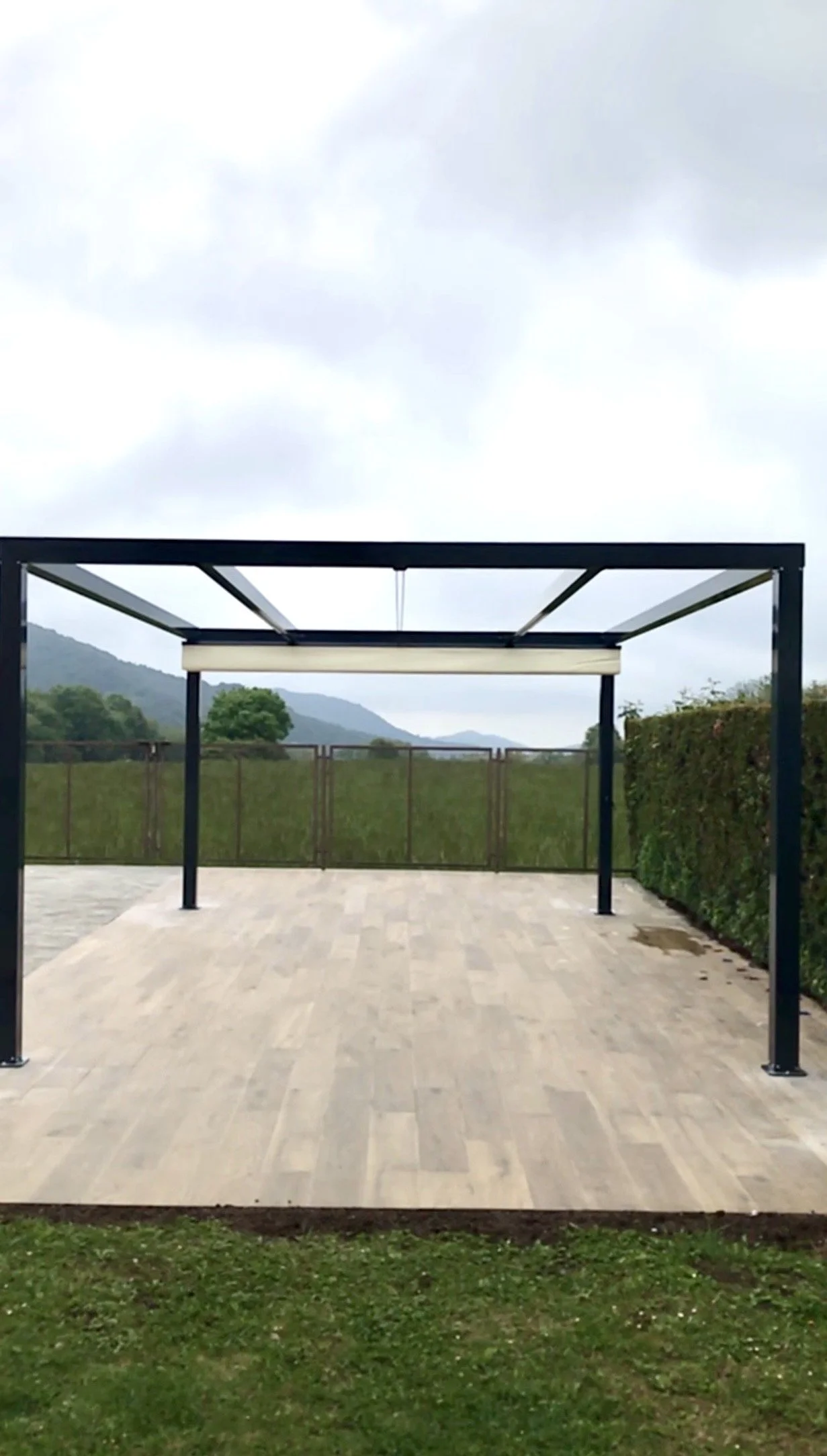 Correder PLUS amb pilars de 120x120 i guies de 120x80 amb teixit TREND LIGHT.