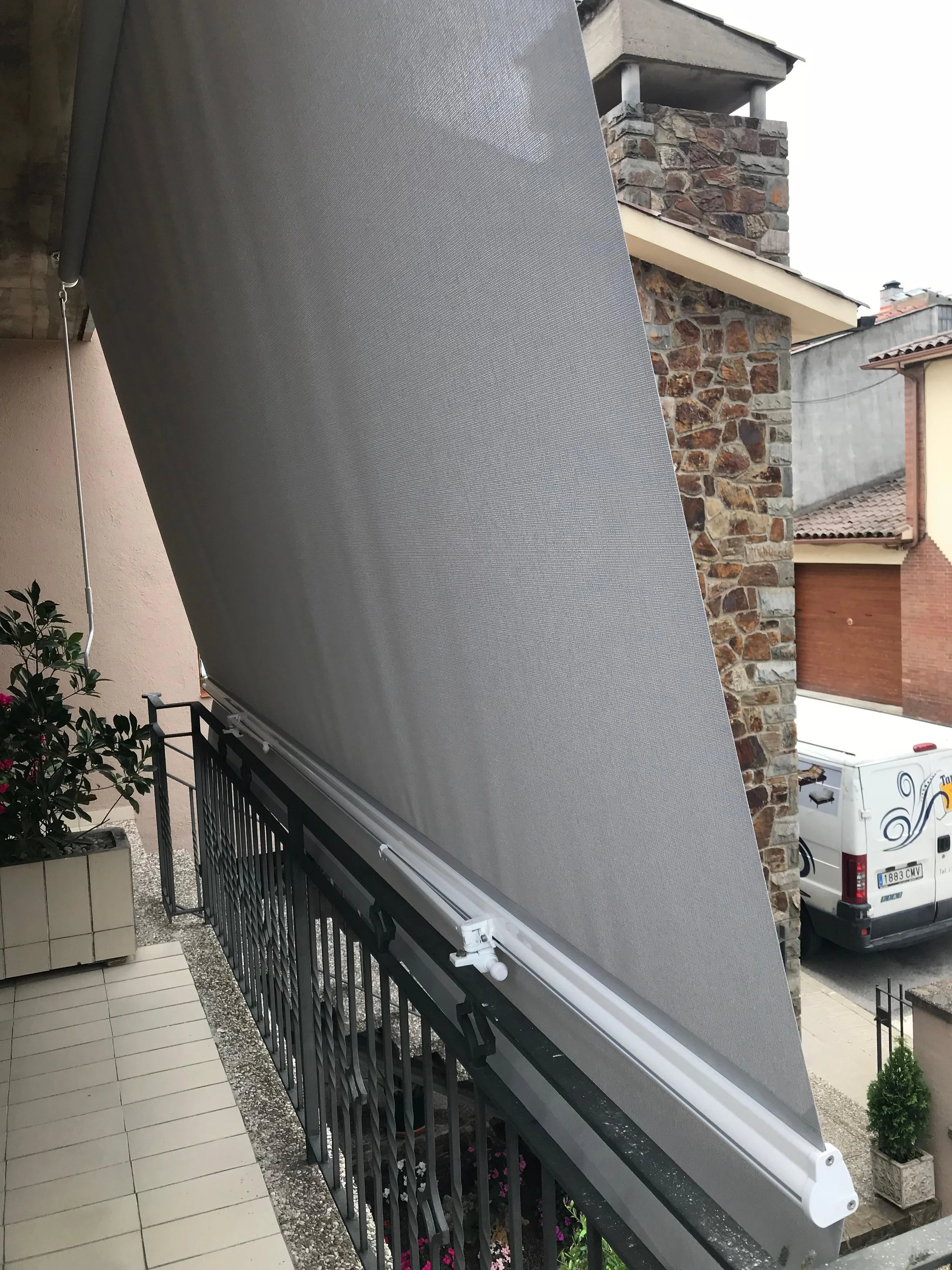 Braç de balcó subjectat a la barana