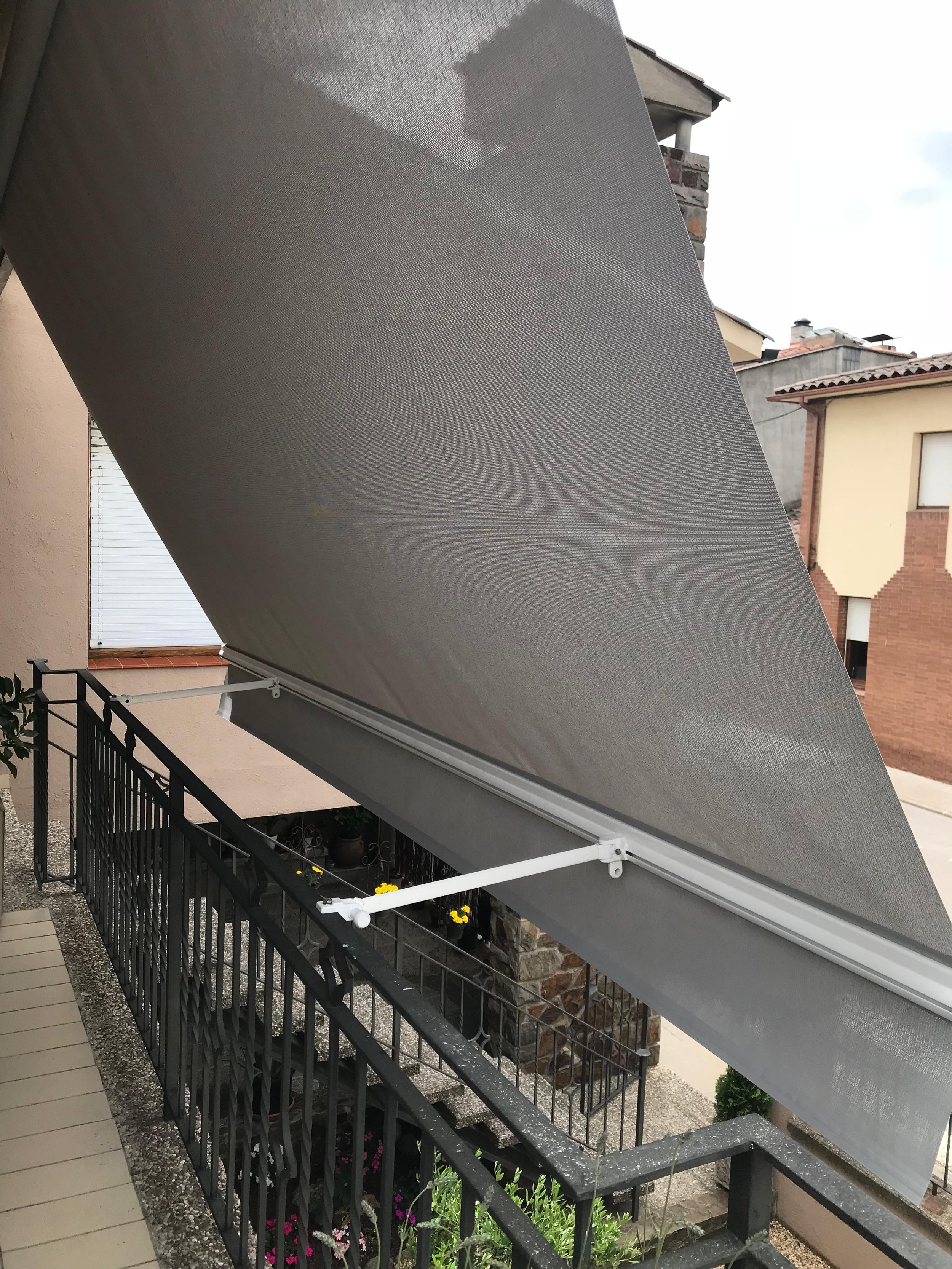 Braç de balcó agafat al braç