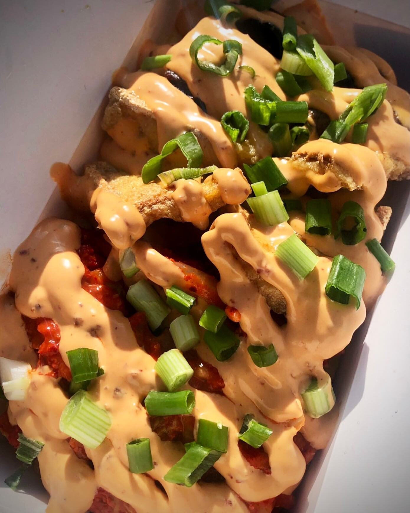 Quick lunch? 
Dirty Fries with our homemade Kimchi😍
&bull; Tofu &amp; Mushroom
&bull; Beef
&bull; Chicken 
&mdash;&mdash;&mdash;
#dirtyfries #loadedfries #chipotlemayo #streetfood #asianfood #koreanfood #fusionfood #fusioncuisine #lunch #bristol #br