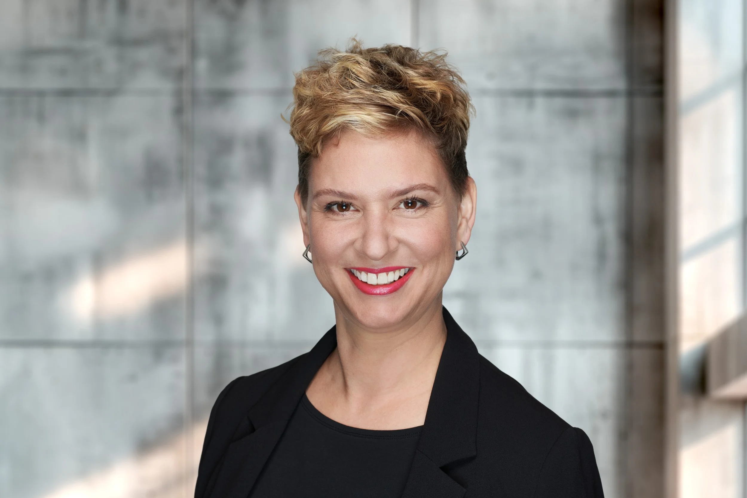 Business Portrait Berlin – Frau mit blonden Haaren, Portrait auf Location