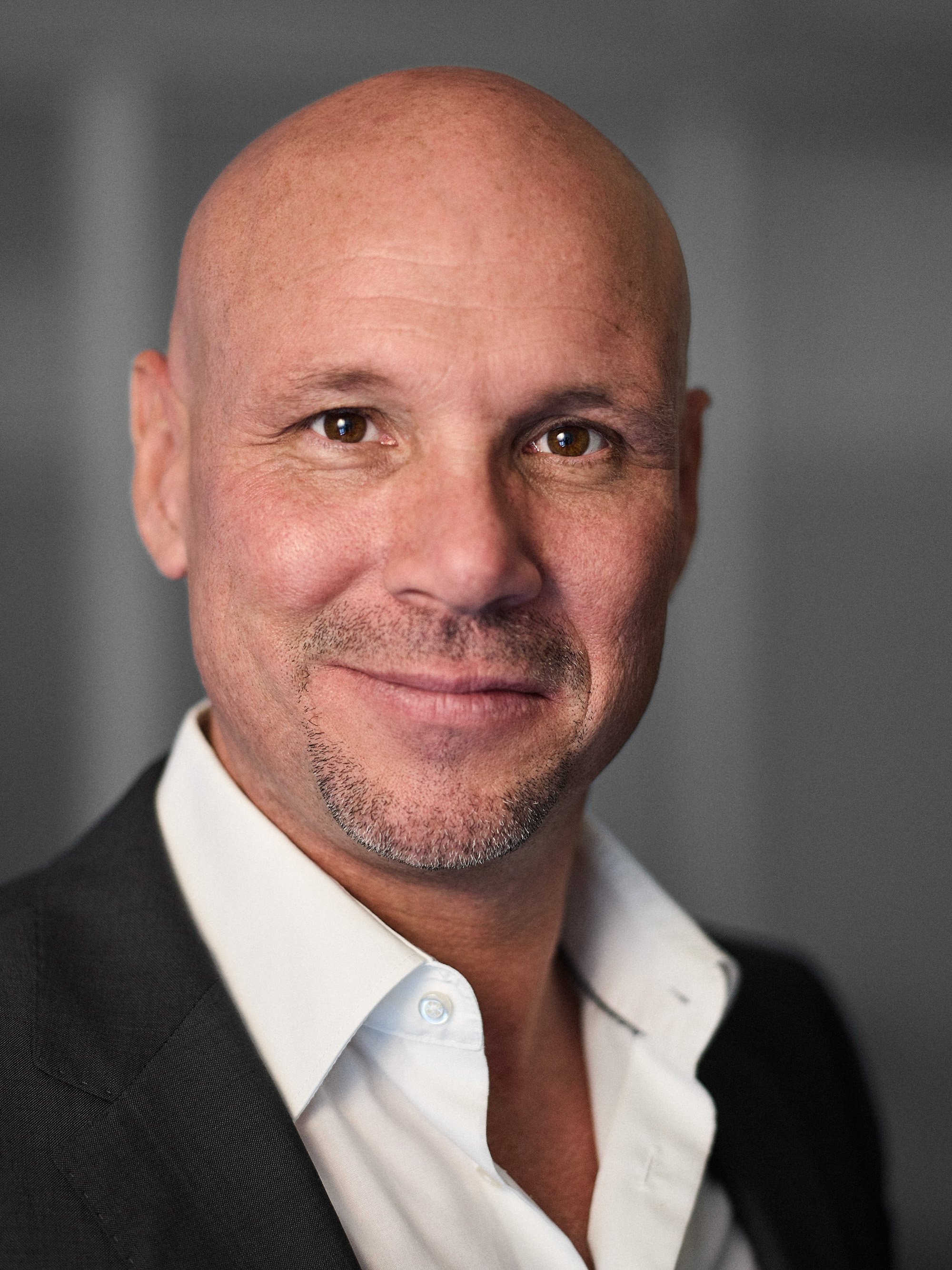 Business Portrait Berlin – Mann mit offenem Lächeln, Studioportrait