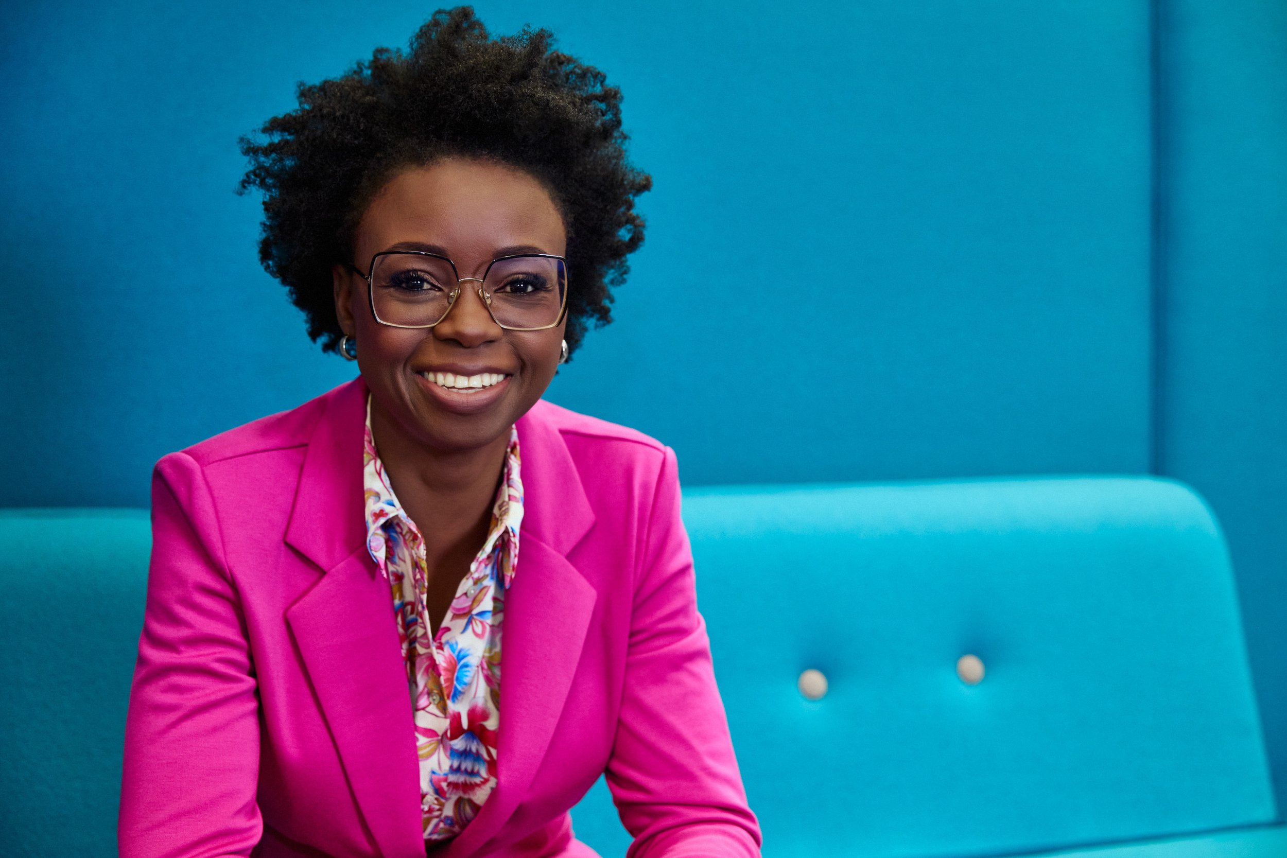 Business Portrait Berlin – Frau im pinken Blazer, Portrait auf Location