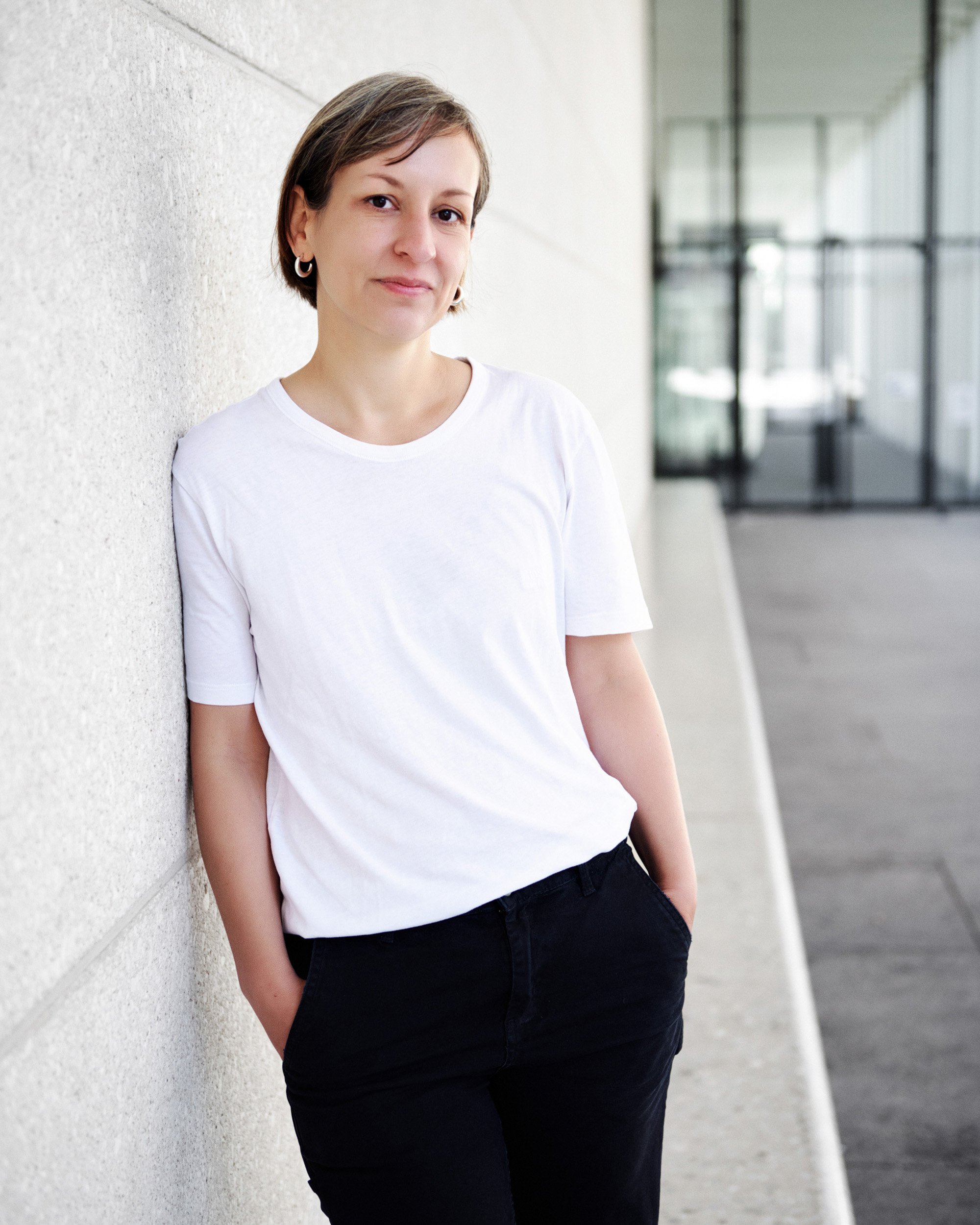Business Portrait Berlin – Frau in weißem T-Shirt, Portrait auf Location