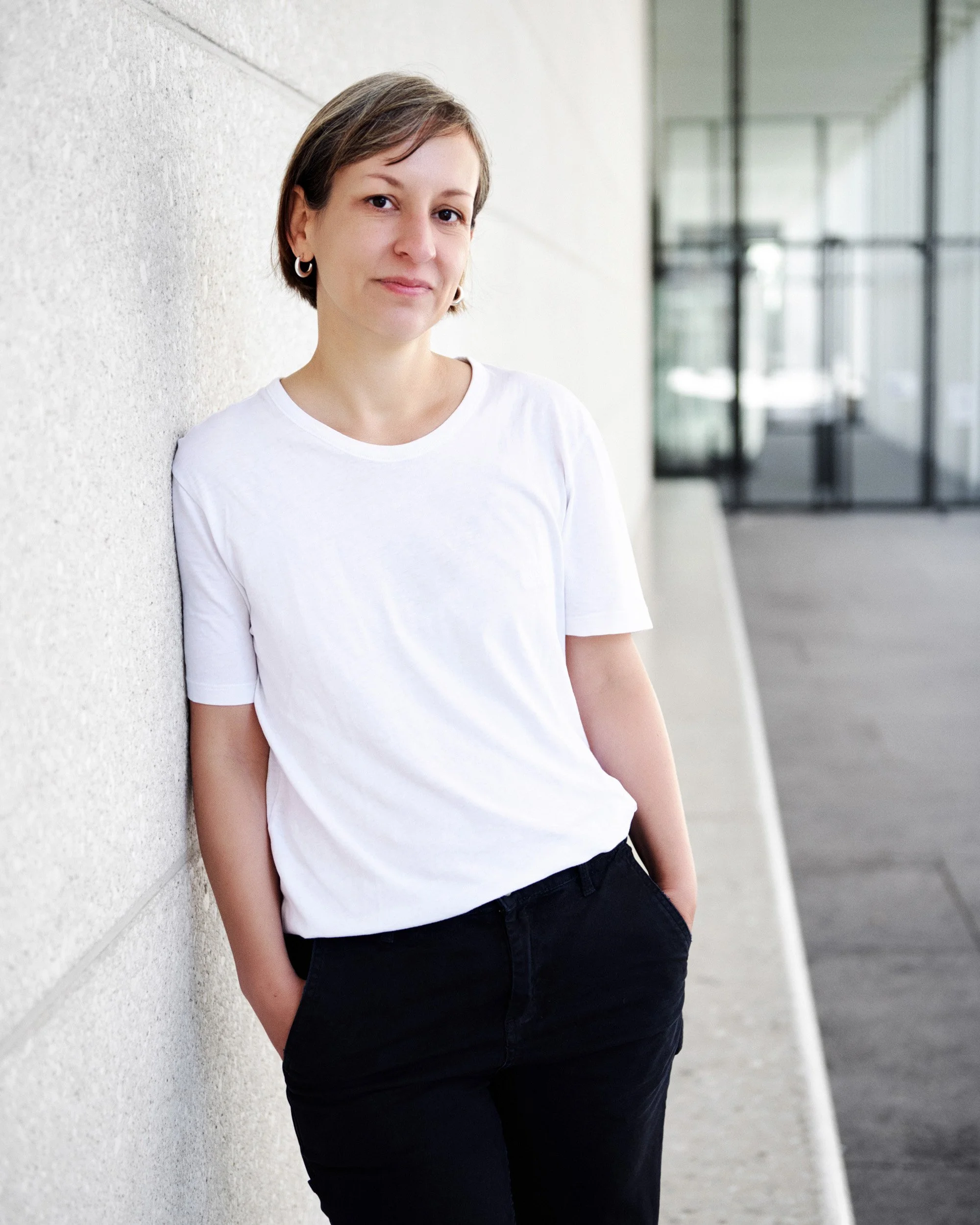 Business Portrait Berlin – Frau in weißem T-Shirt, Portrait auf Location