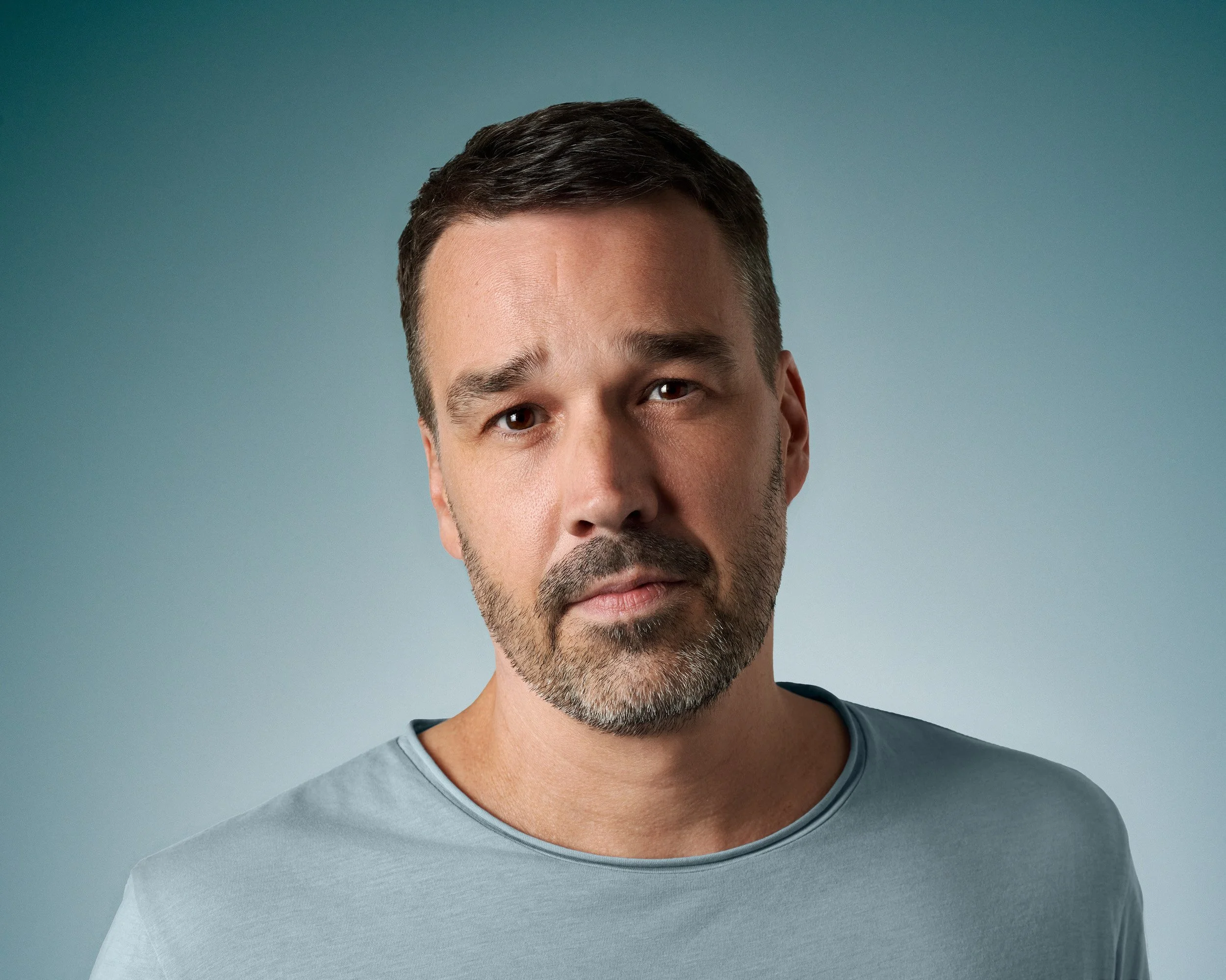 Business Portrait Berlin – Mann mit Bart im grauen Shirt, Studioportrait