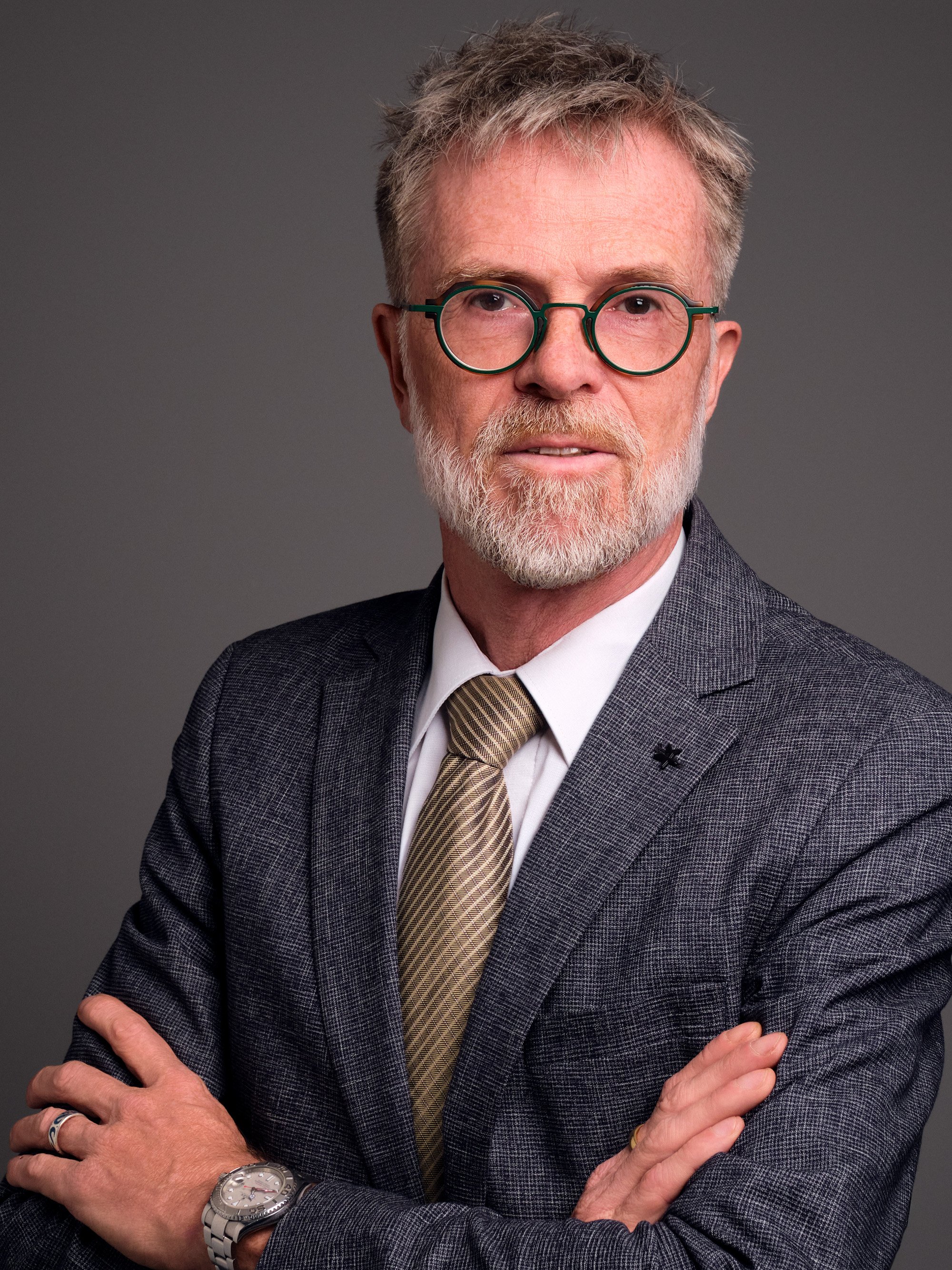 Business Portrait Berlin – Mann im Anzug mit verschränkten Armen, Studioportrait