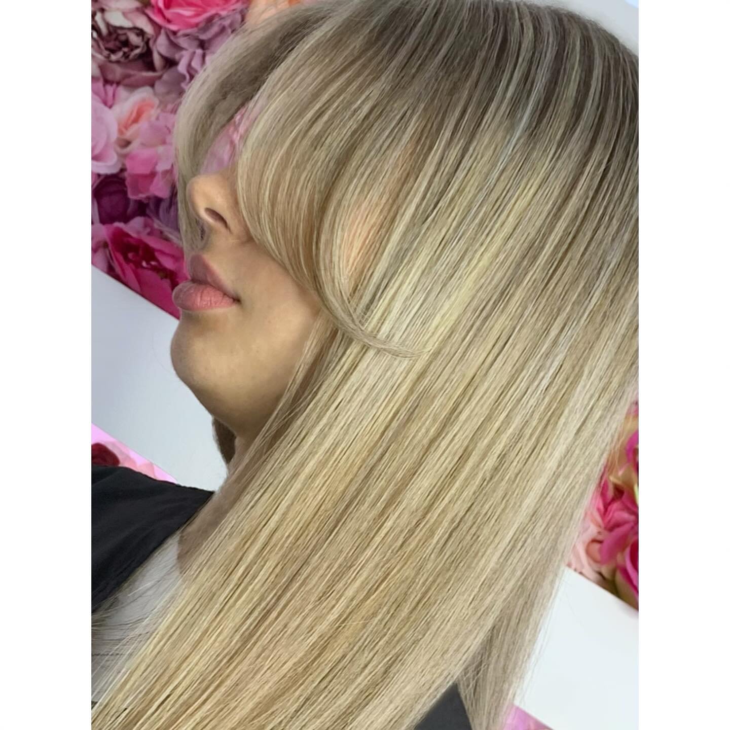 | C u r t a i n  G l o w | From a head of tired, grown-out brassy locks delicately woven into a seamless sheet of multi-tonal highlights to give this sandy blonde take a natural, bright glow ♡︎

Hair by Steph 

SWIPE &lt; across for more &lt; IMAGES 