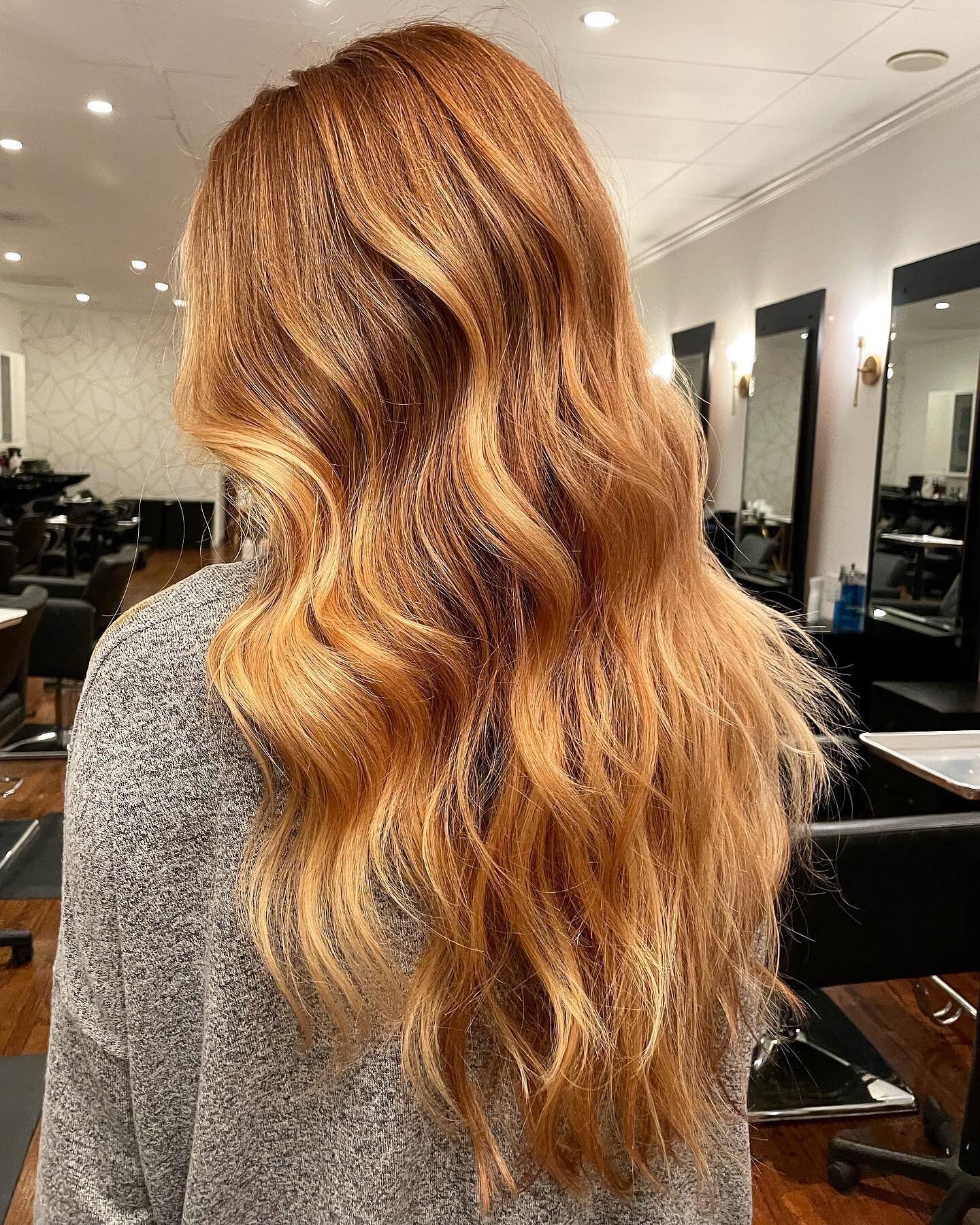 Warming up for the winter? This gal got a base color to get those ginger vibes, low lights, full blonding and a cut by @tayhernehair to get ready for the holiday season. 

&bull;
&bull;
&bull; #sfcolorcollective #sanfranciscosalon #bestofsf #personal