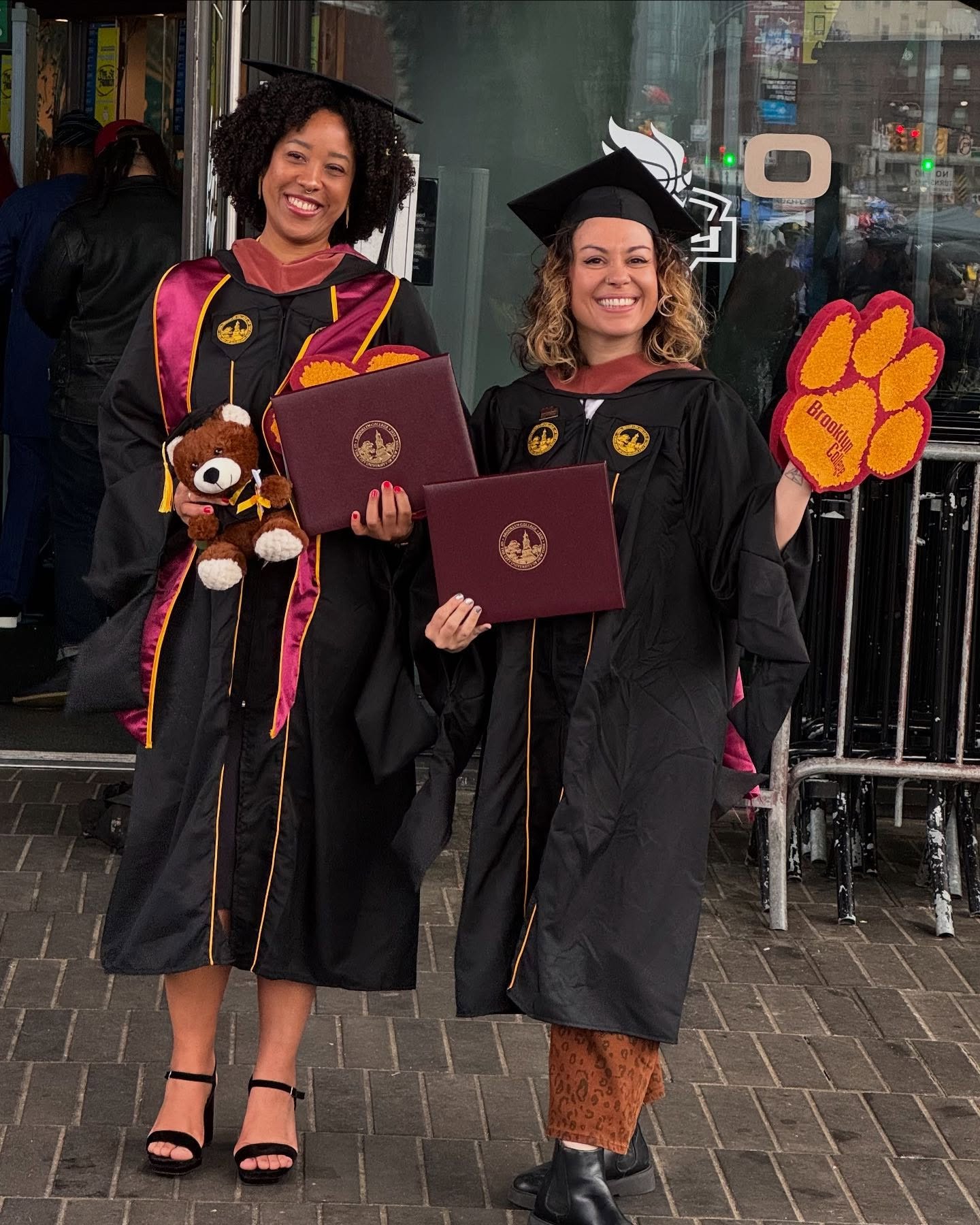 🎓✨ MFA em Cinema: formada, viva e ainda sonhando.
Estudar cinema nesse pa&iacute;s como mulher estrangeira, artista, e sem patrim&ocirc;nio herdado &eacute; escolher entrar num campo de batalha. A universidade aqui n&atilde;o &eacute; um templo do s