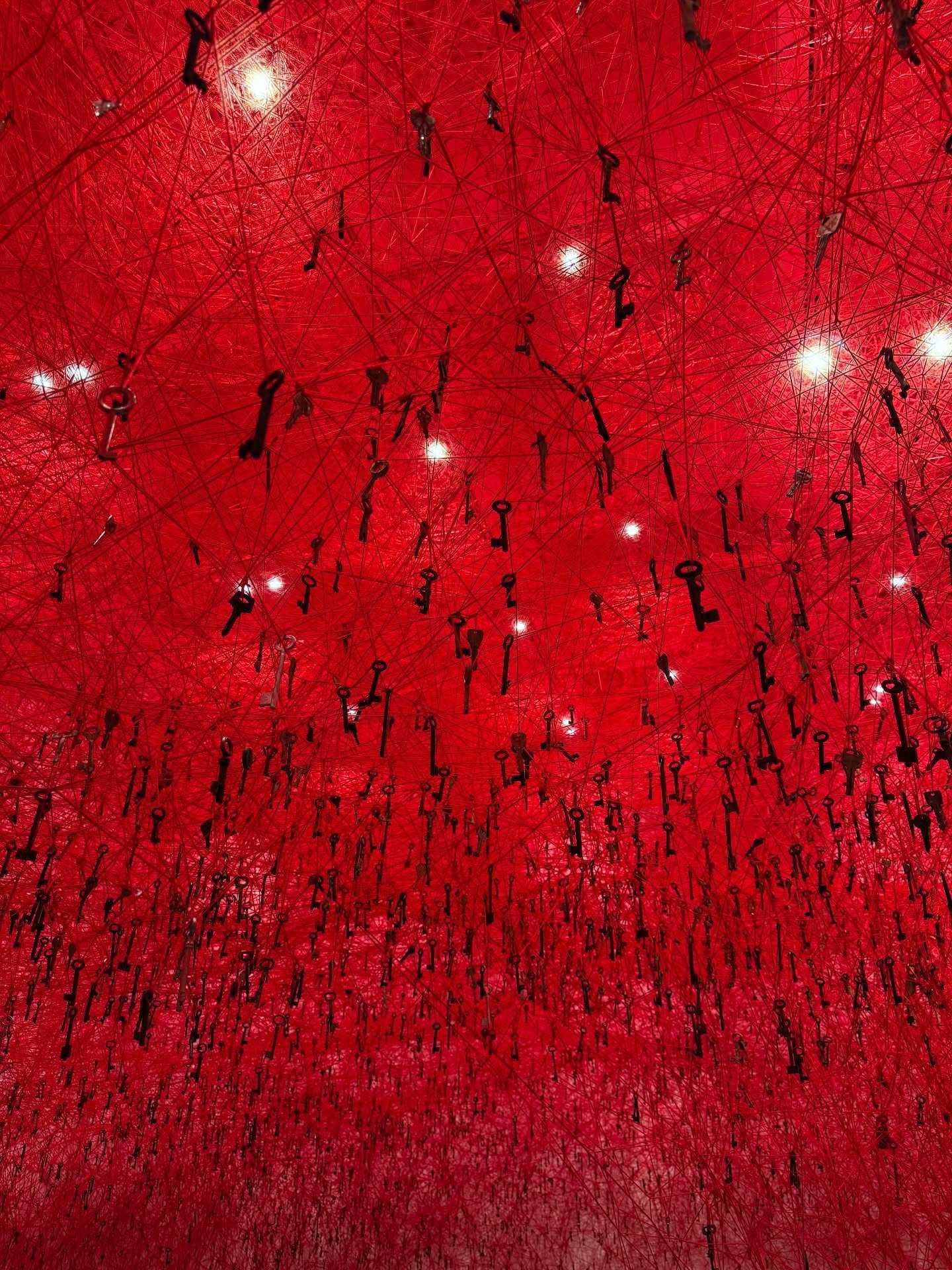 In Shamanic wisdom circles, we often talk about the threads that we weave, which is why I was fascinated and mesmerised by these wonderful installations by @chiharushiota at @hayward.gallery, each with palpably different energies within them. 

1 &am