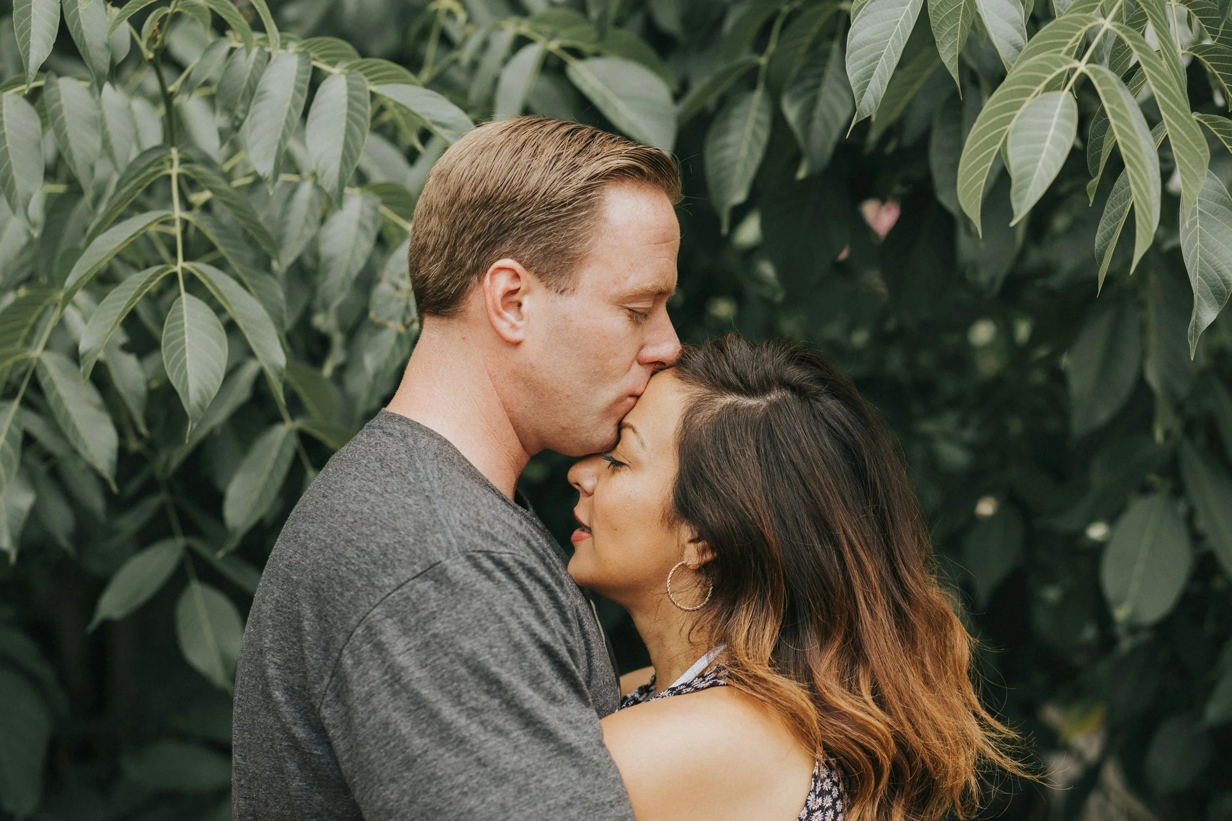 a charleston couple hugging and making up after a conflict