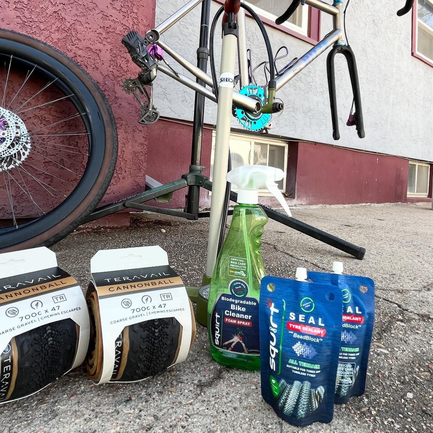 Spa day AND new shoes. 🧖 🕺🏻 Every @grassrootsgravel aid station will feature @squirt_cycling_us long lasting lube - a favorite for convenience and performance. You&rsquo;ll see @teravail tires at all of our @flattireworldseries events&hellip;and i