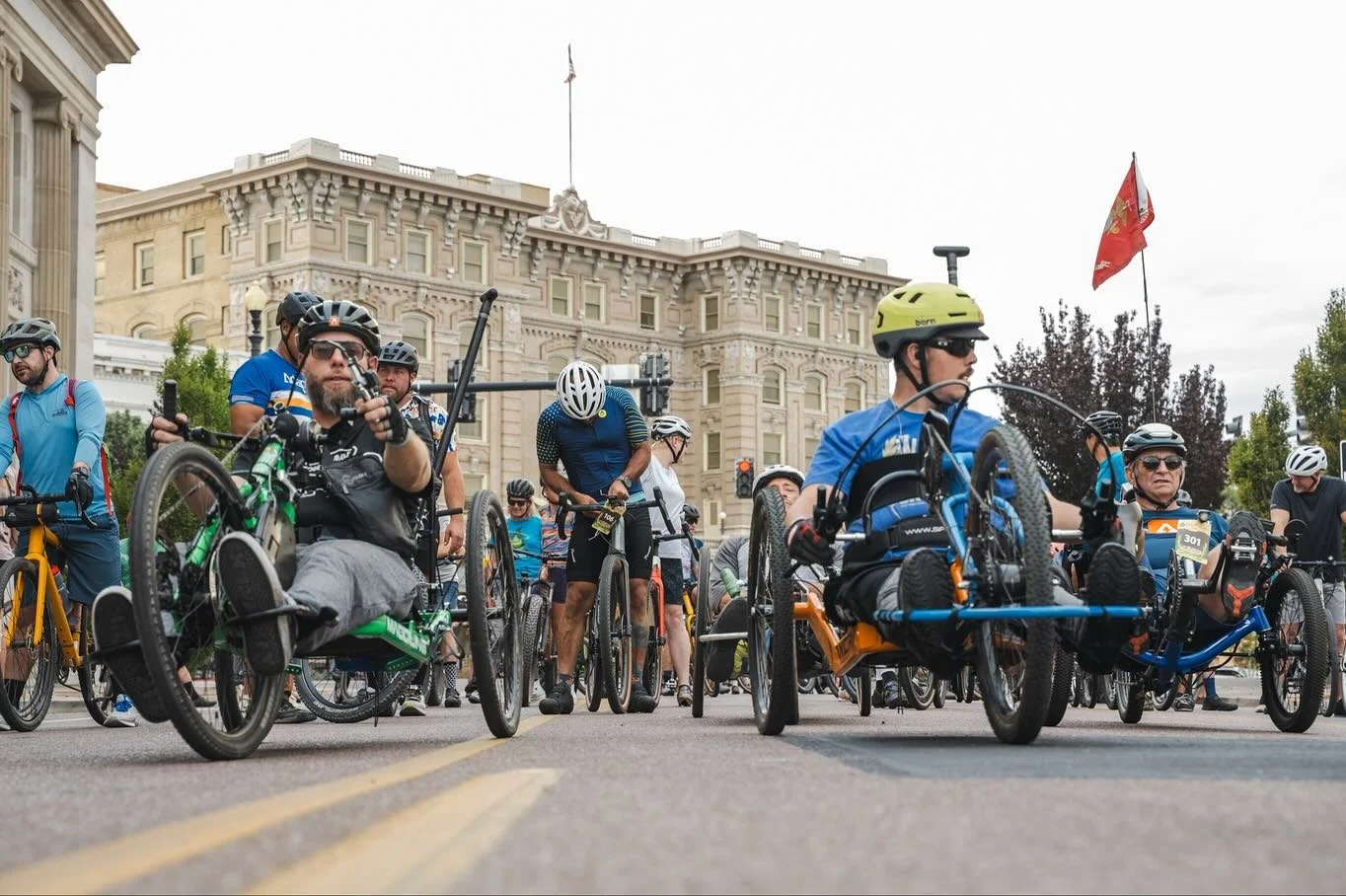 Raise your hand if you joined the @rideforracialjustice x @adaptiveadventures social ride 🙋‍♂️and fists up if you were at @losmocochetes and @thesavageblush on the @tmobile Fiber x @soco_student_media stage on Friday ✊
📸 1,3 @pedalhomie 2 @kim