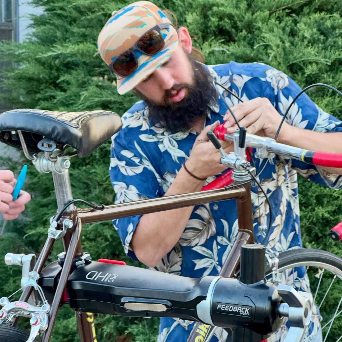 Share repair skills with your friends. 🧠 🤝 Driveway hangs by the bike stand can be the start of something great. Where&rsquo;d you learn to tape handlebars? Should we do a how-to video? 

Shout out to the @feedbacksports Pro HD stand keeping things