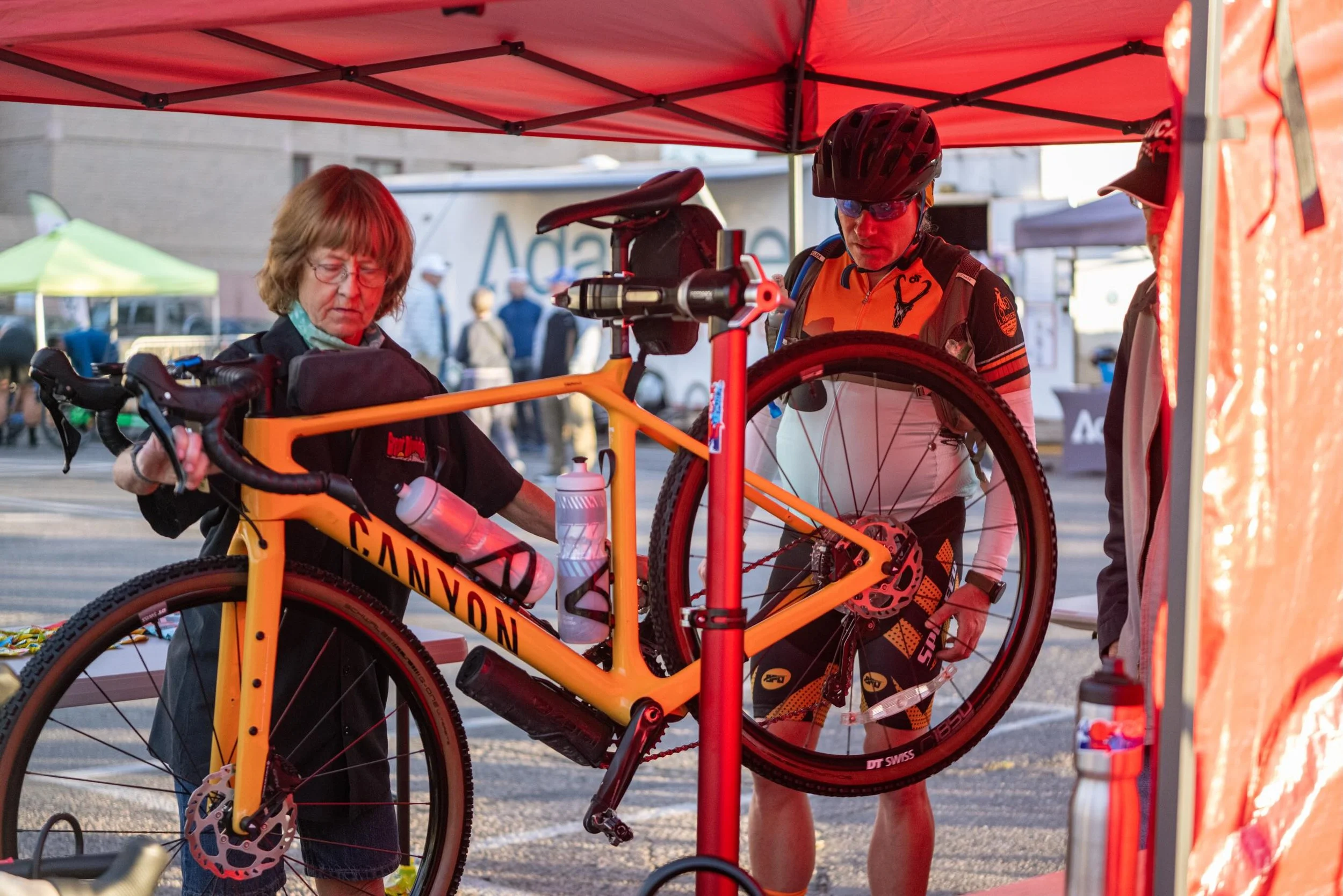 Local support. 💚 Pueblo&rsquo;s Great Divide bike shop will be providing neutral support before the Farmstand 50 start, and @theedgepueblo will be helping our aid stations in the morning, then running the @flattireworldseries and teaching repair bas