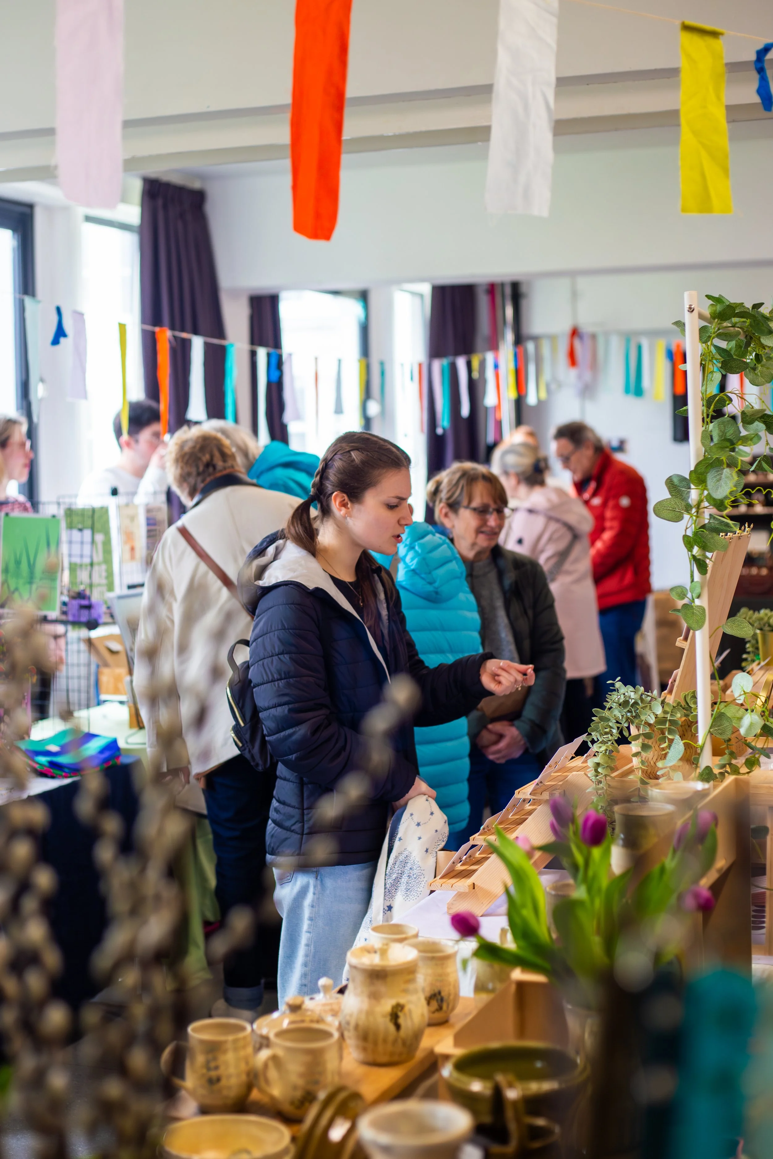 Stalls featuring art, ceramics, plants, art, Christmas gifts and other products from independent local makers.