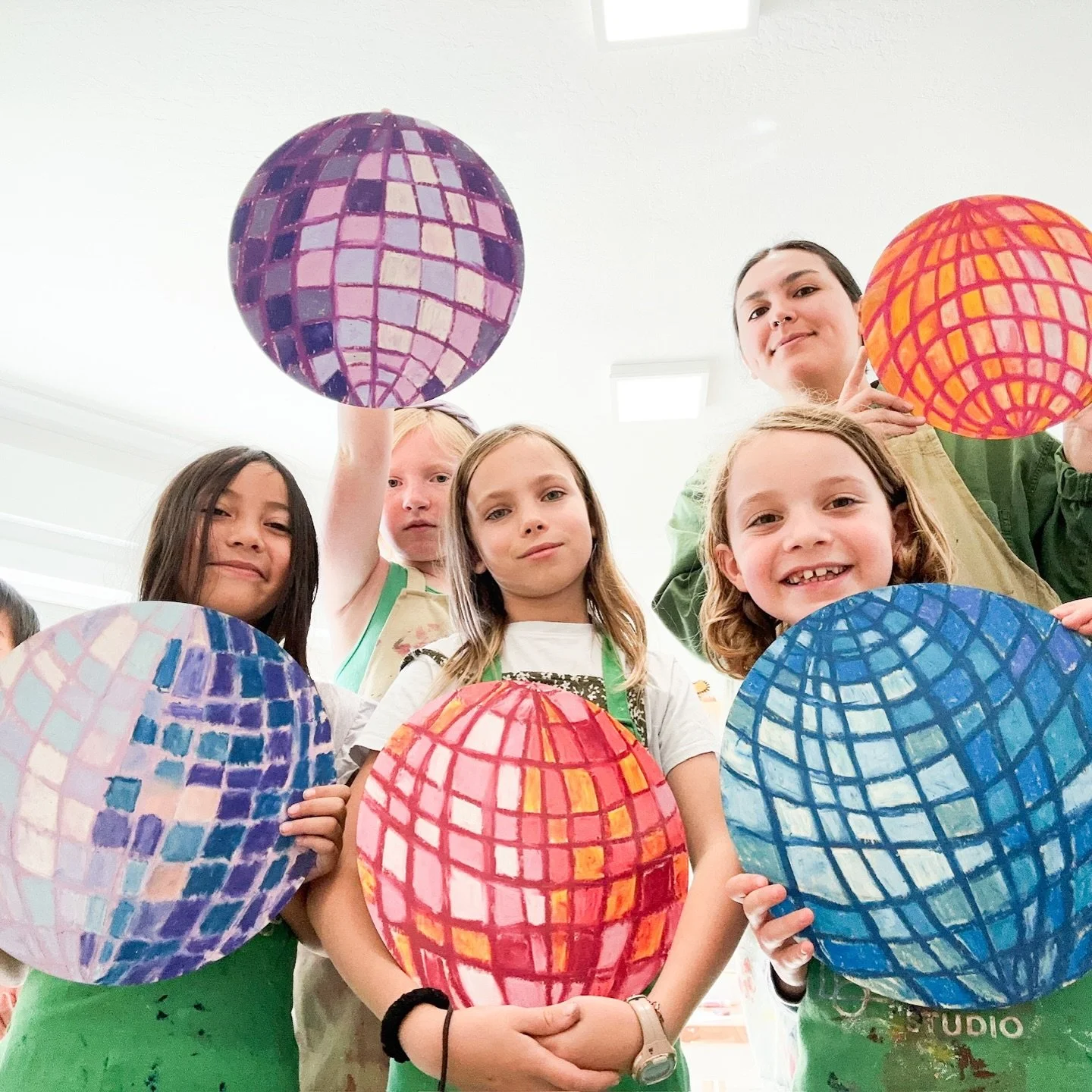 The studio is full of disco delight! 🪩 💃 🕺 

#kidsart #artclass #disco
