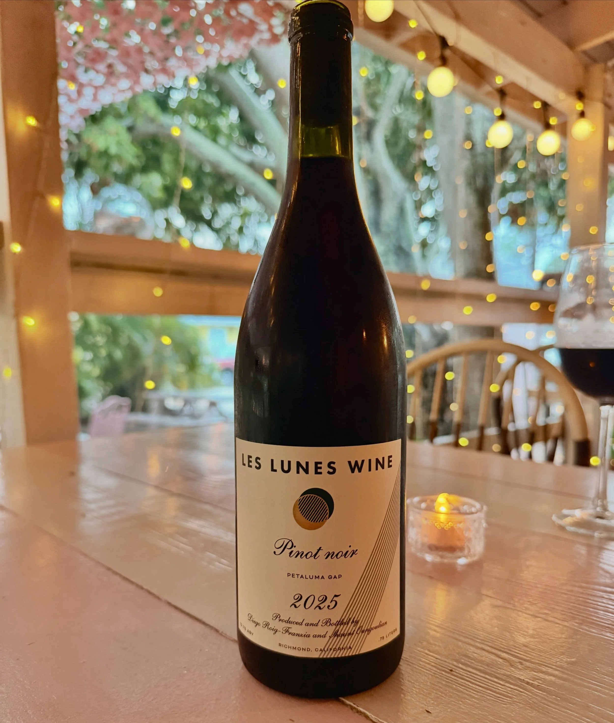 There&rsquo;s something magical about sipping a red wine in the rain on a Friday afternoon ✨😌

Les Lunes Petaluma Gap Pinot Noir is by organic wine makers Shaunt Oungoulian and Diego Roig out of Richmond, California. 
It&rsquo;s fresh and bursting w