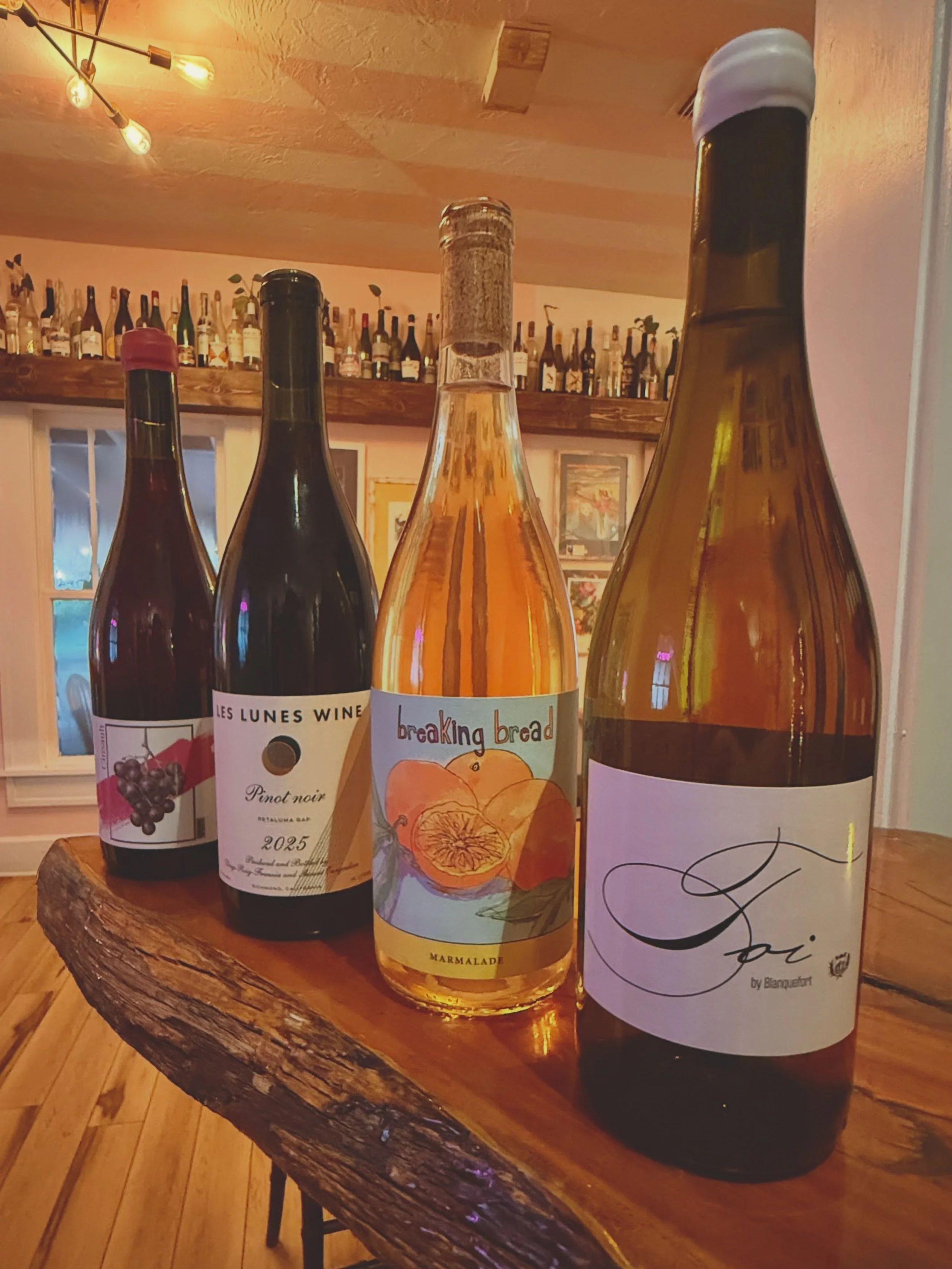 ✨Featured Flight Friday✨

This week&rsquo;s lineup is all about bright fruit, fresh flavors, &amp; easy summer sipping.

🍇 Domaine de Blanquefort Cinsault
Light, juicy, floral, endlessly refreshing.

🍒 Les Lunes Pinot Noir
Silky cherry, earthy spic