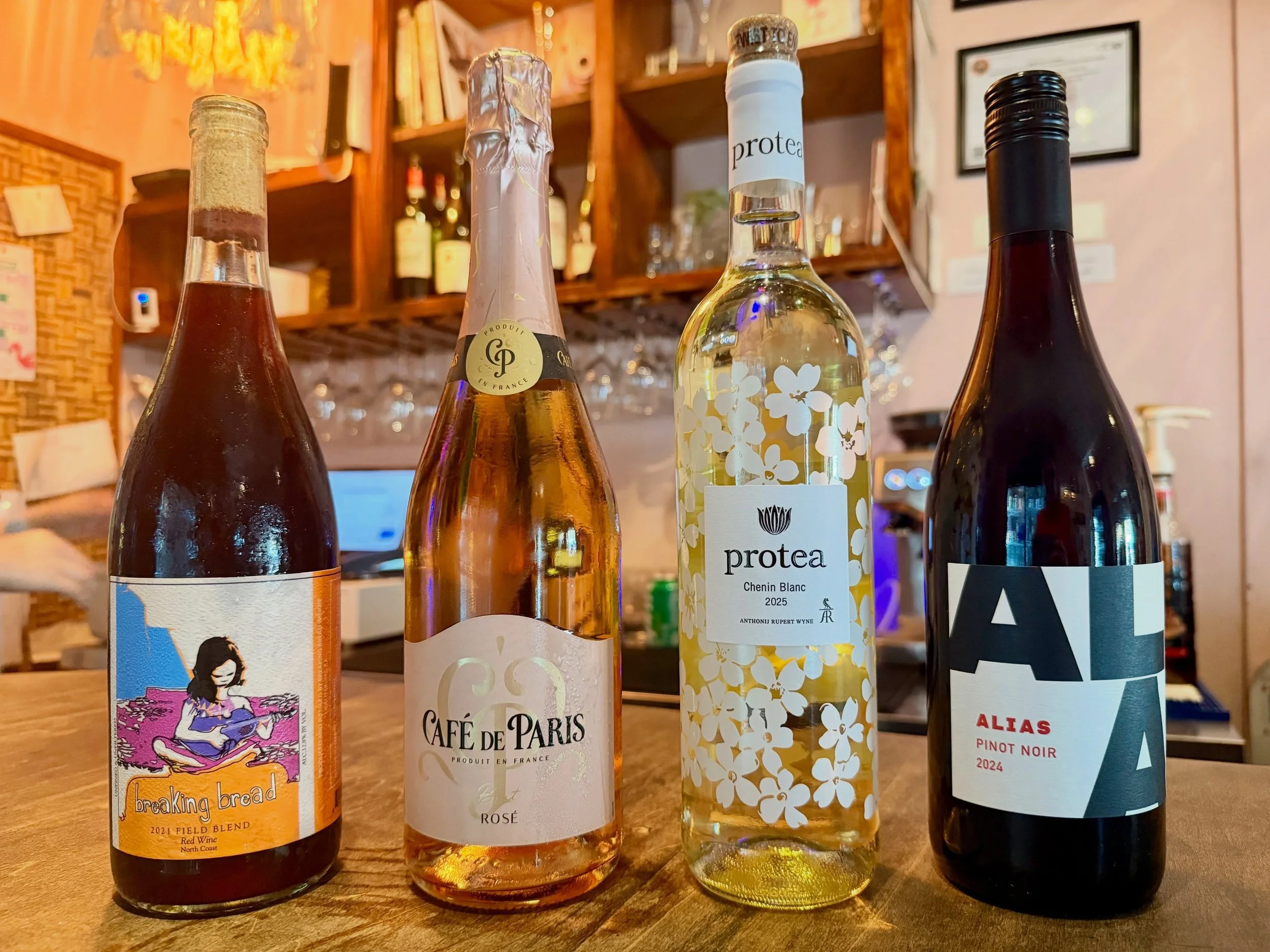 ✨Featured Flight Friday✨

Every Friday, enjoy a flight of four wines from our boutique, hand selected by our team of wine experts. 

This week&rsquo;s selection:
✨Breaking Bread Red Field Blend-juicy, chillable summer red
✨Caf&eacute; de Paris Brut R