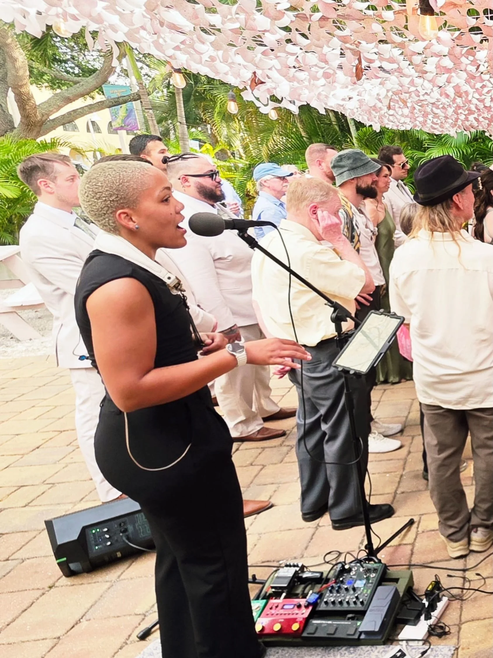 It&rsquo;s Friday night and live music at The Wine House is back with @zetathebabe performing from 6-9 pm. 

Come enjoy a Friday featured wine flight and the beautiful soulful sounds by Zee and her trusty saxophone, Betty🎷 

#gulfportfl #stpetersbur