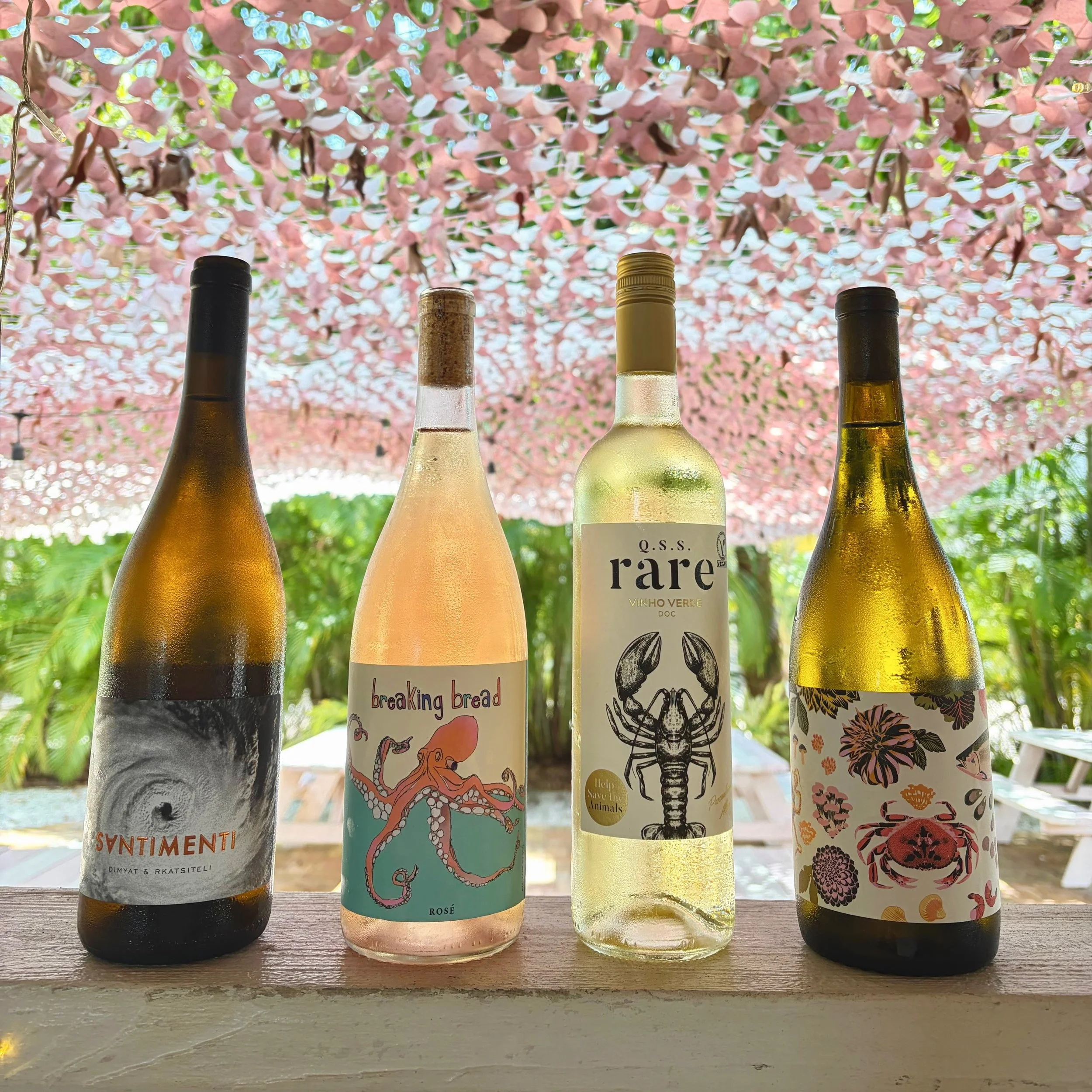 It&rsquo;s Featured Flight Friday! ✈️ 
This week, introducing&hellip; 

🐡 🐠 Under The Sea Flight 🌊 🧜&zwj;♀️ 

4 still wines, 2 white, 1 ros&eacute;, 1 skin contact, all featuring some beautiful sea and sea creature labels

🌀 Santimenti Dimyat &a