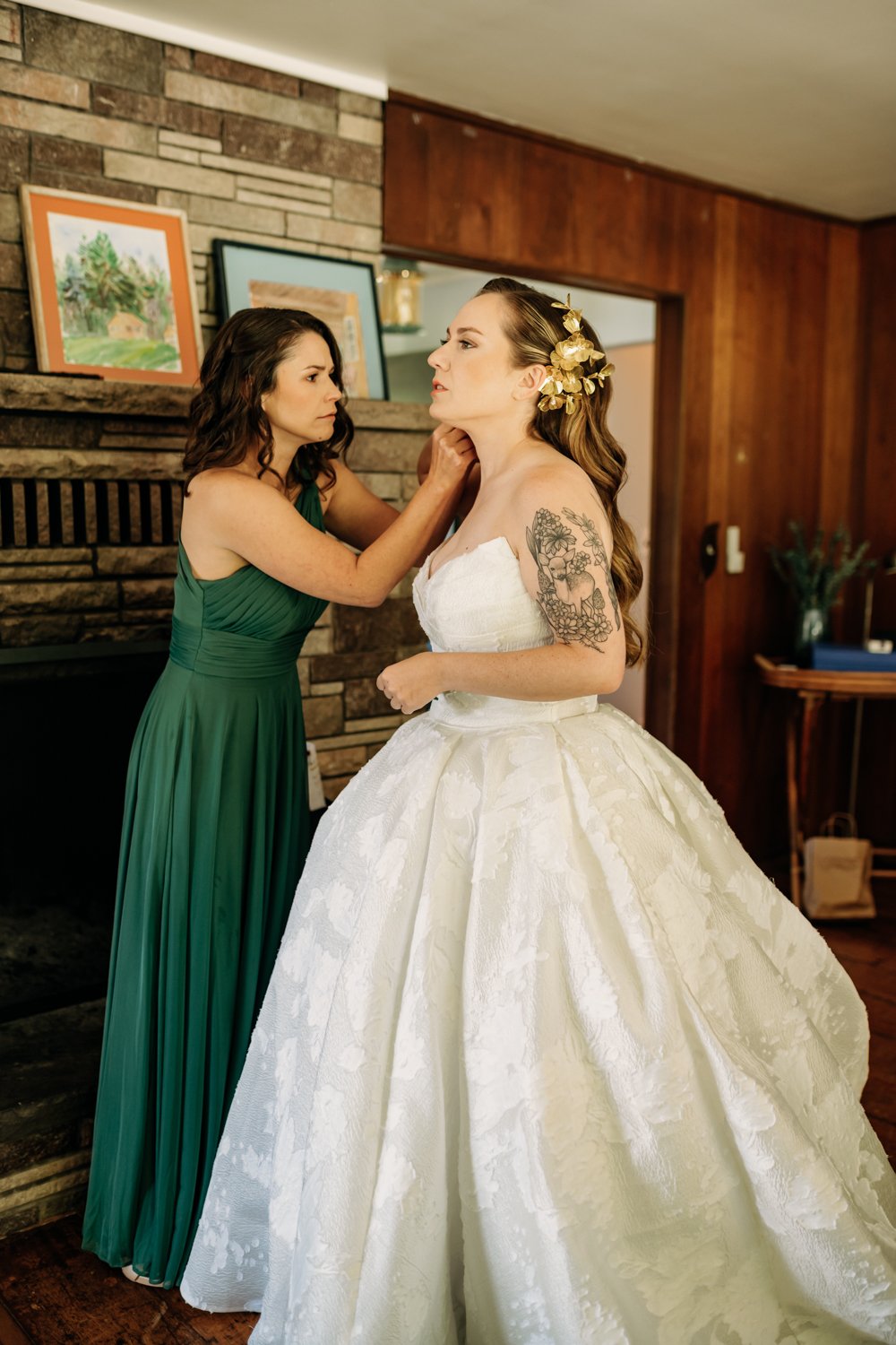 bride-getting-help-with-earings.jpg