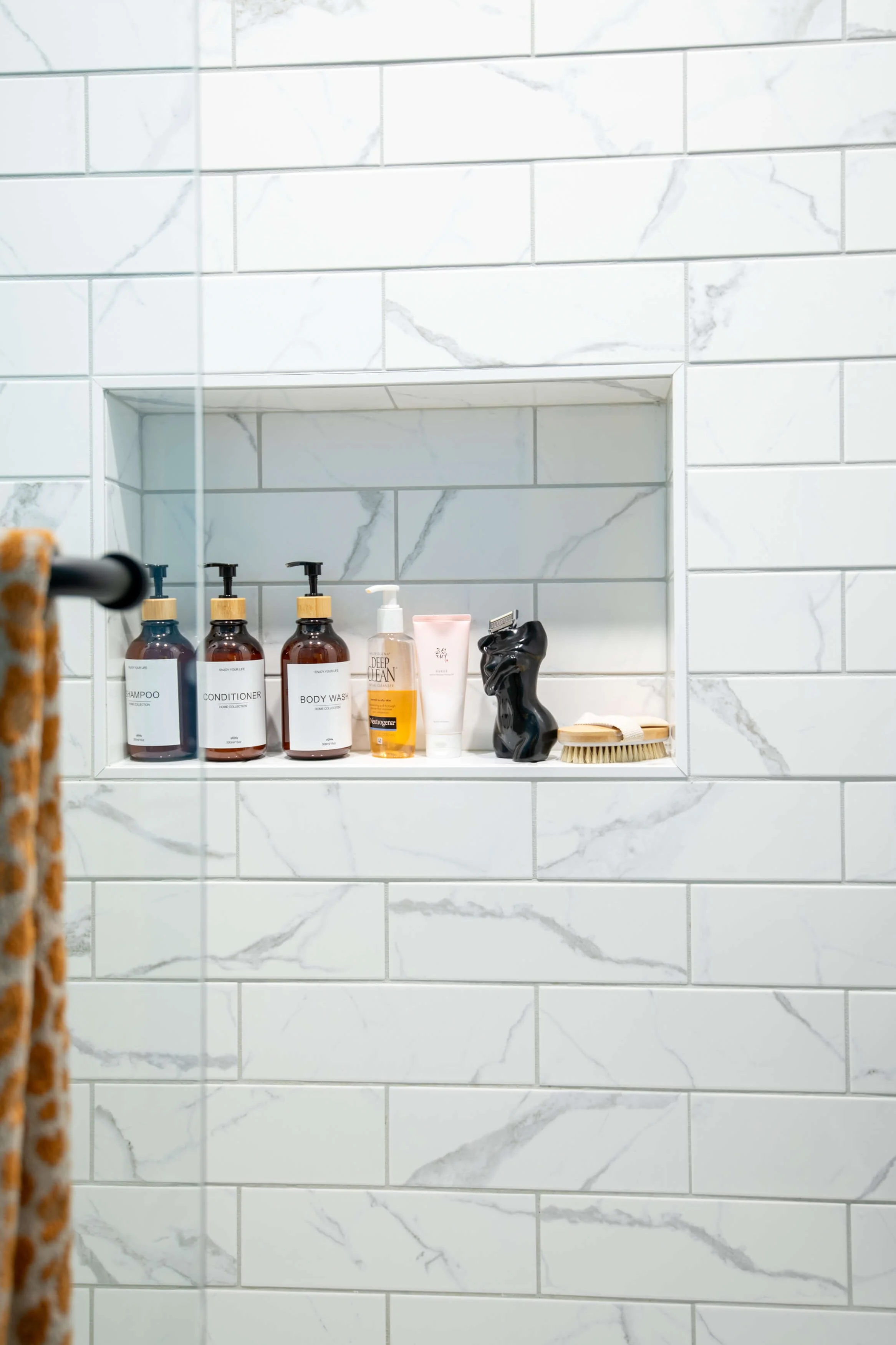 Subway-tile-bathroom-with-shelf