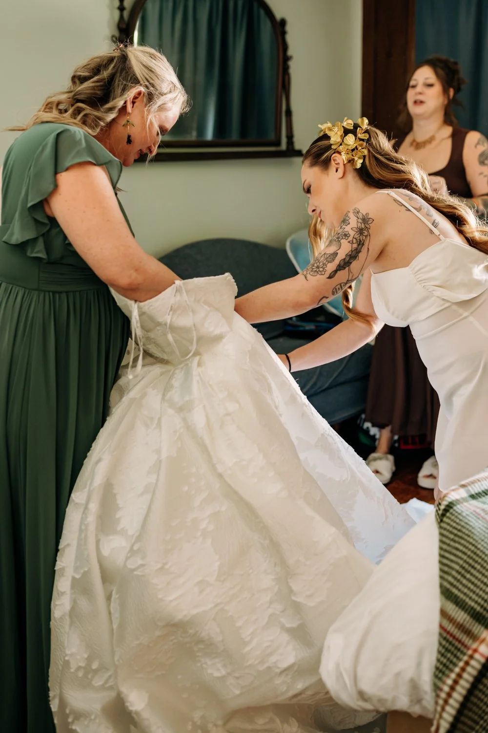 brides-maids-help-bride-dress.jpg