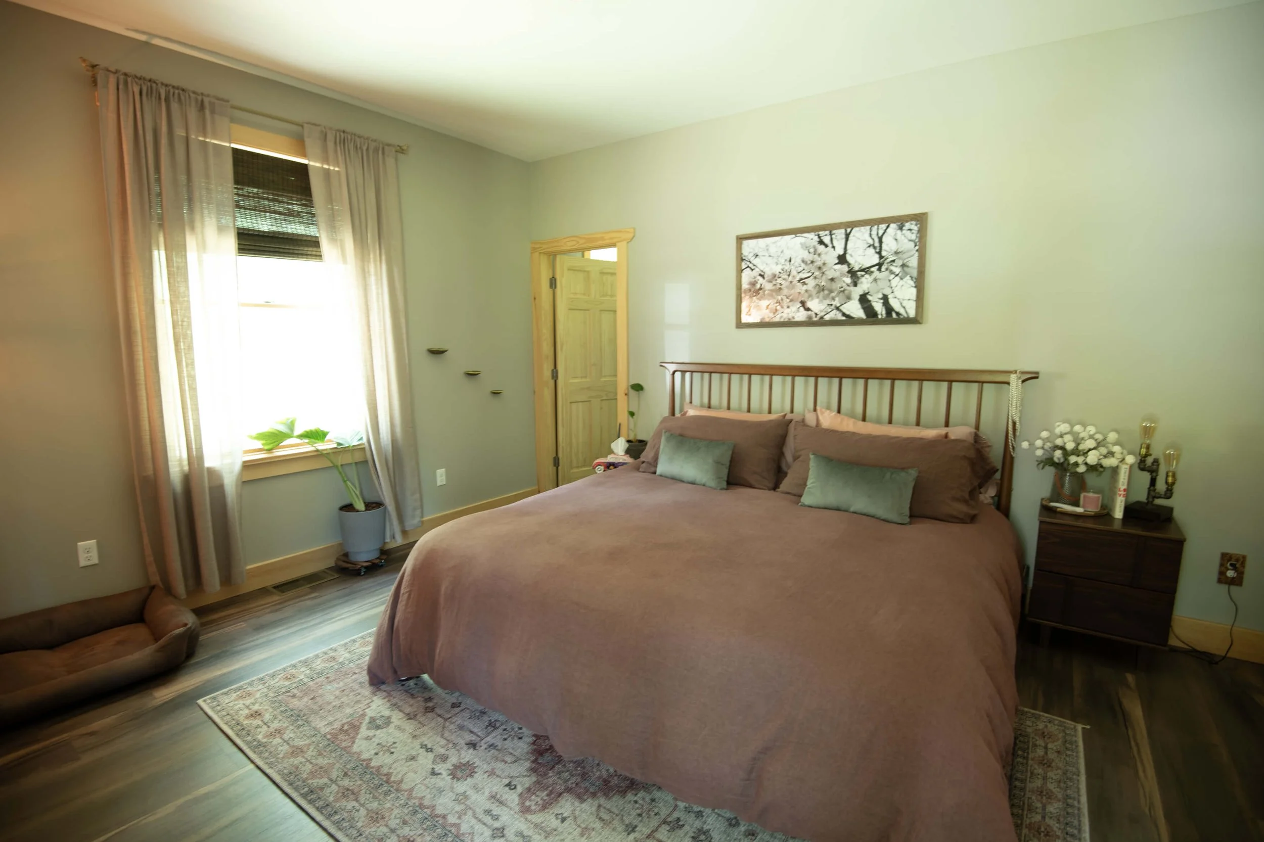 King-size-bed-in-room-with-private-bathroom-airbnb