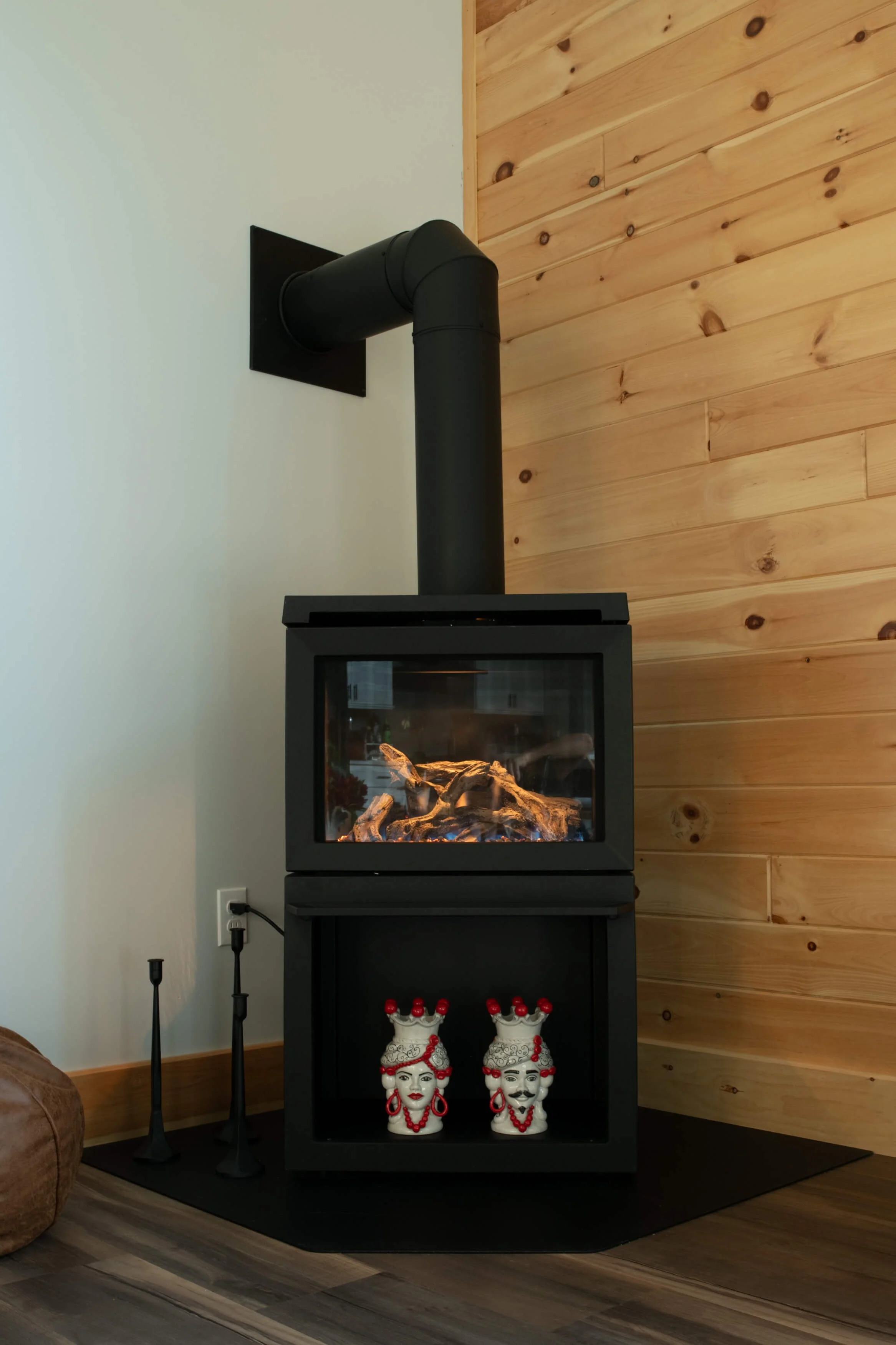 airbnb-living-room-fireplace