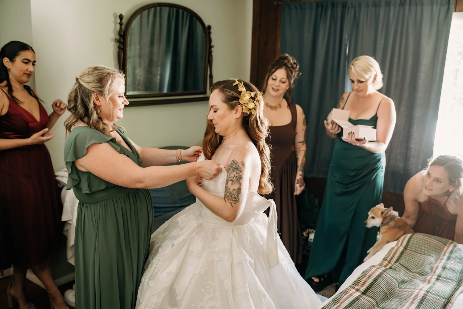 brides-maids-help-bride-final-touches.jpg