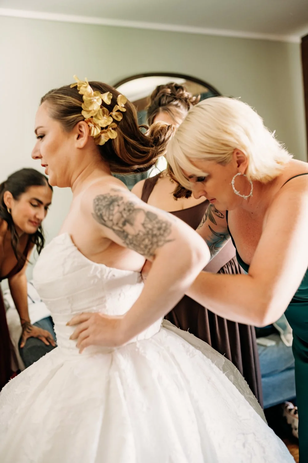 bride-getting-help-on-wedding-day-upstate-ny.jpg