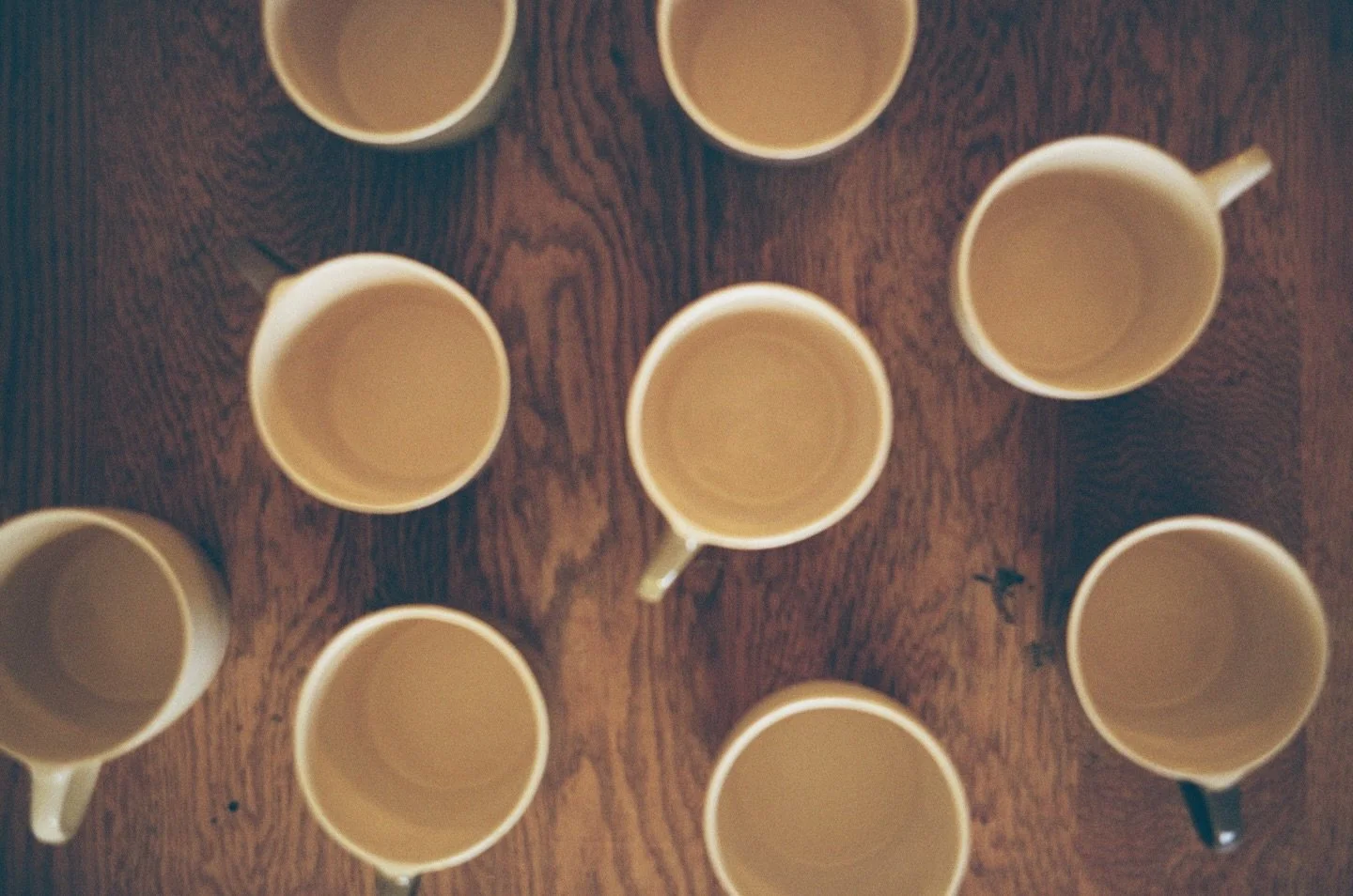 what&rsquo;s in your cup this sunday? currently sipping on Mountain Beauty by @_leavesandflowers, in my favourite mug by @brickettdavda <3