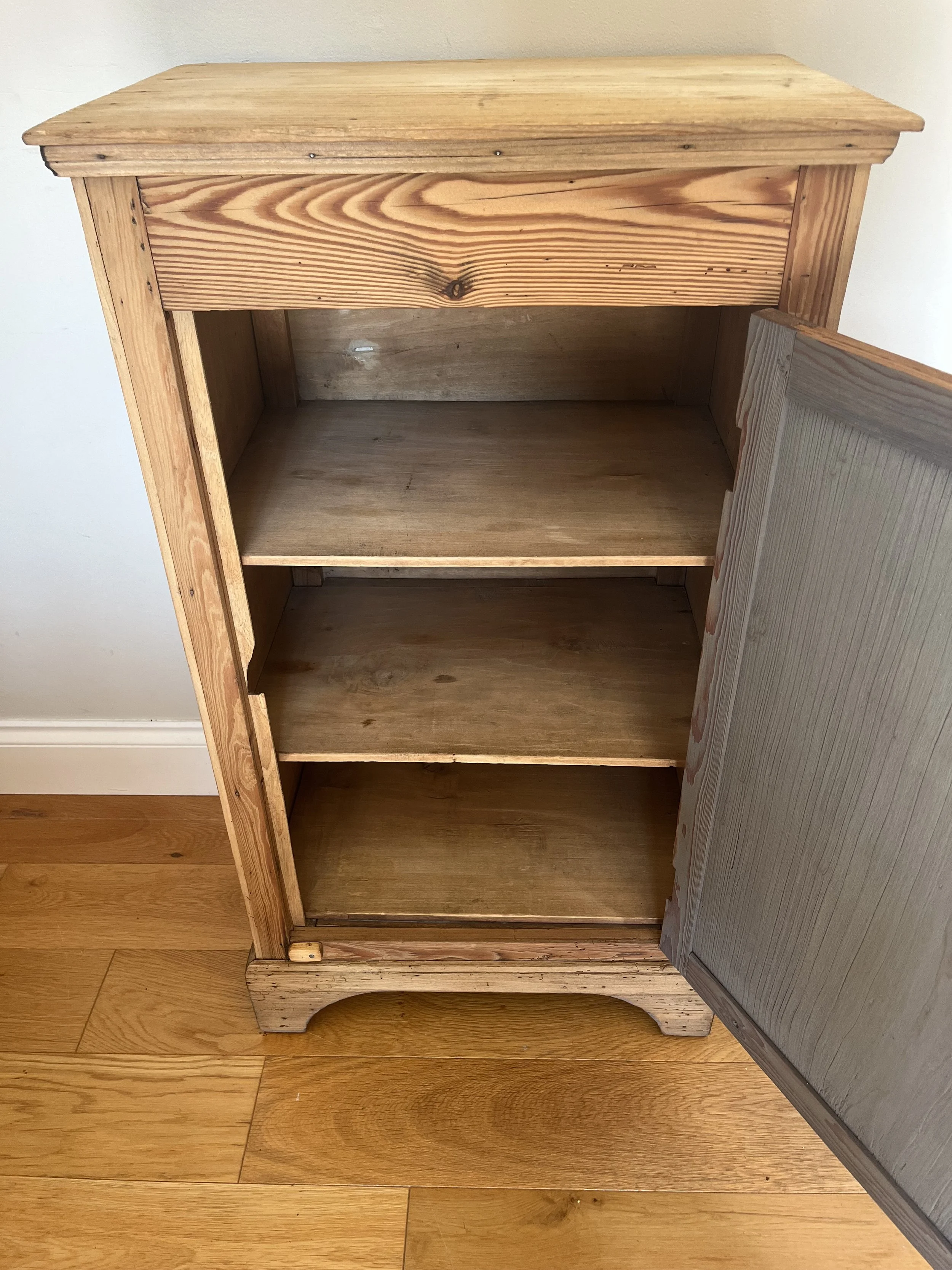 Secondhand vintage small cabinet