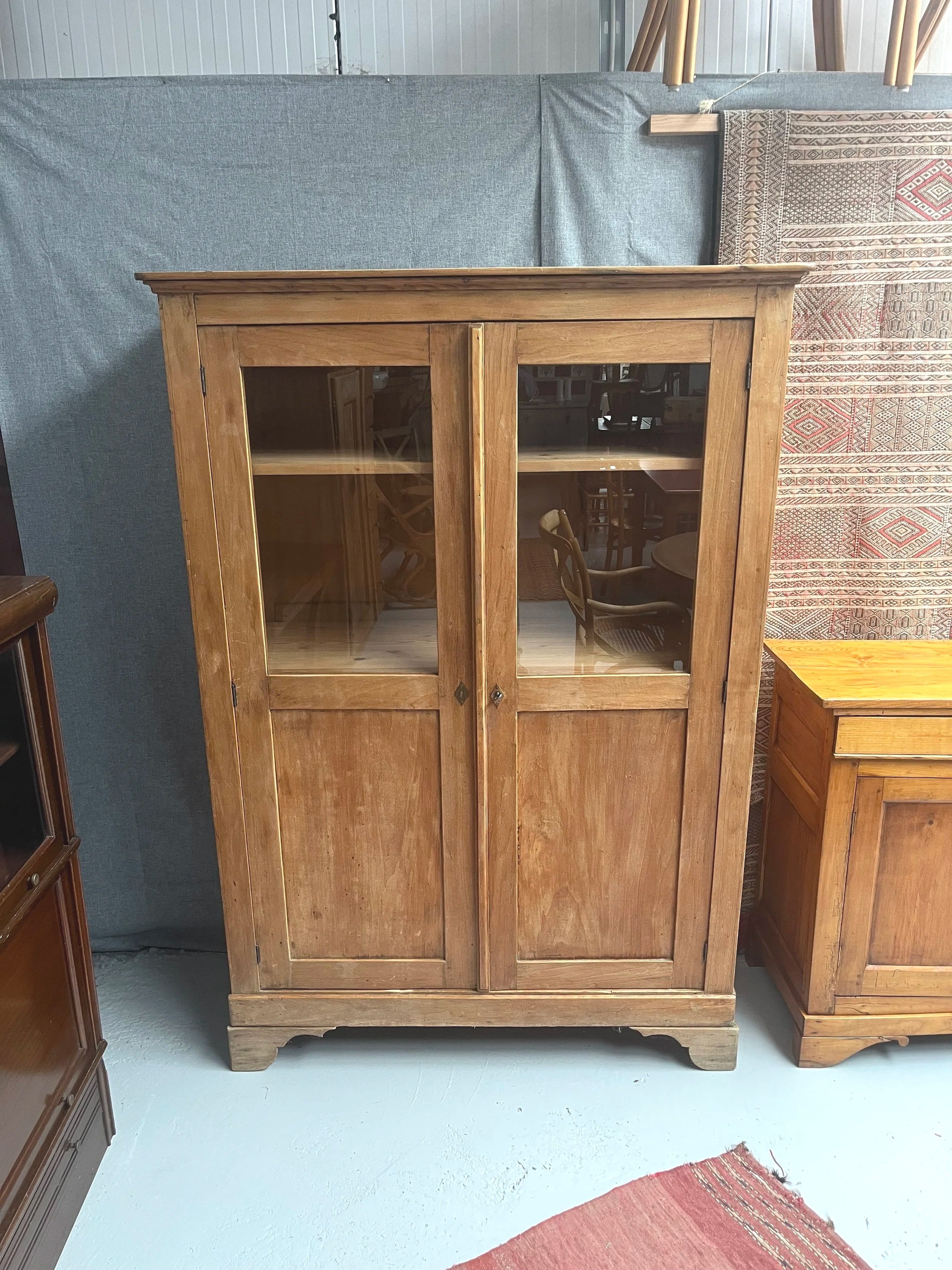 Secondhand vintage display cabinet