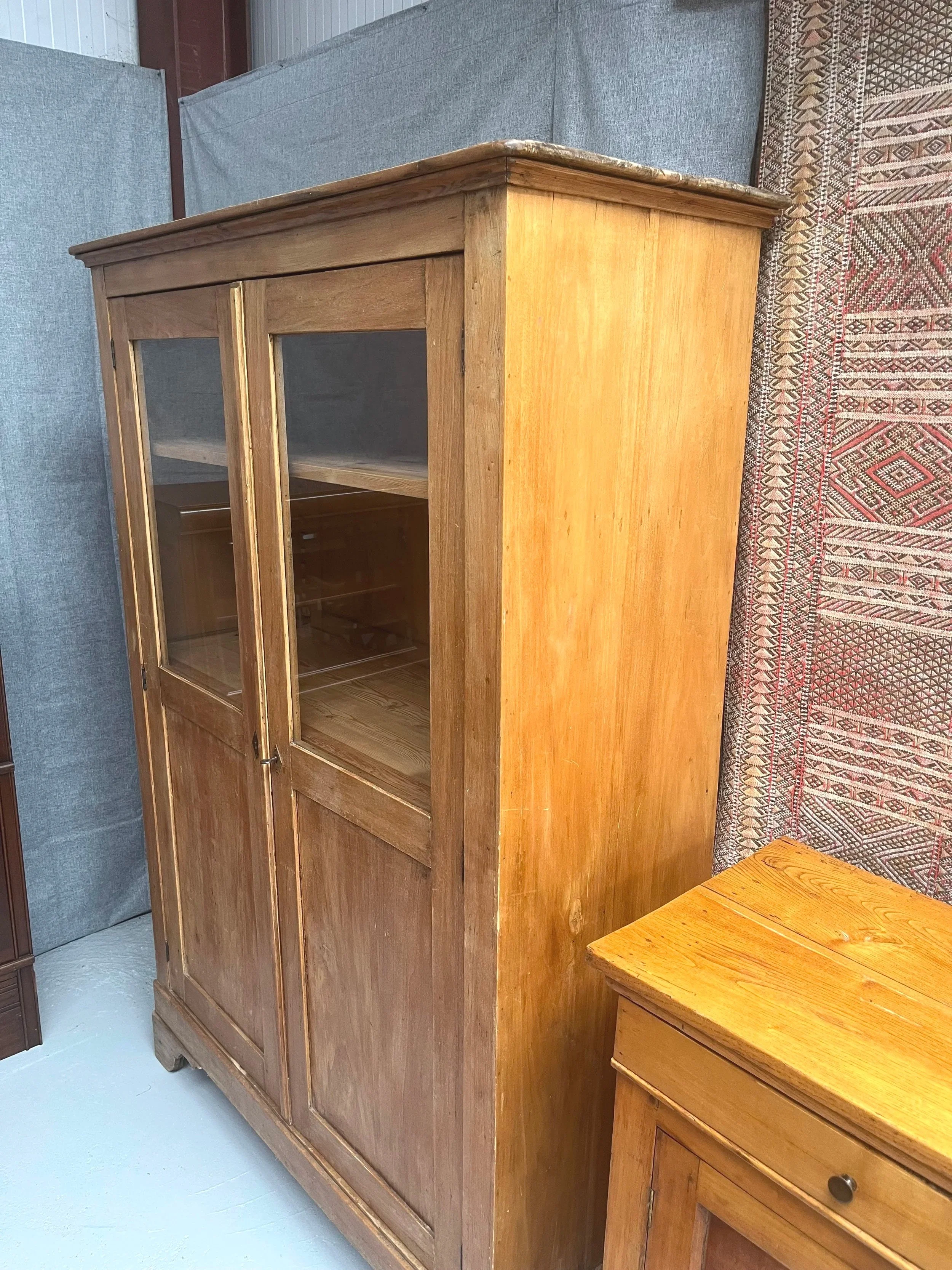 Secondhand vintage display cabinet