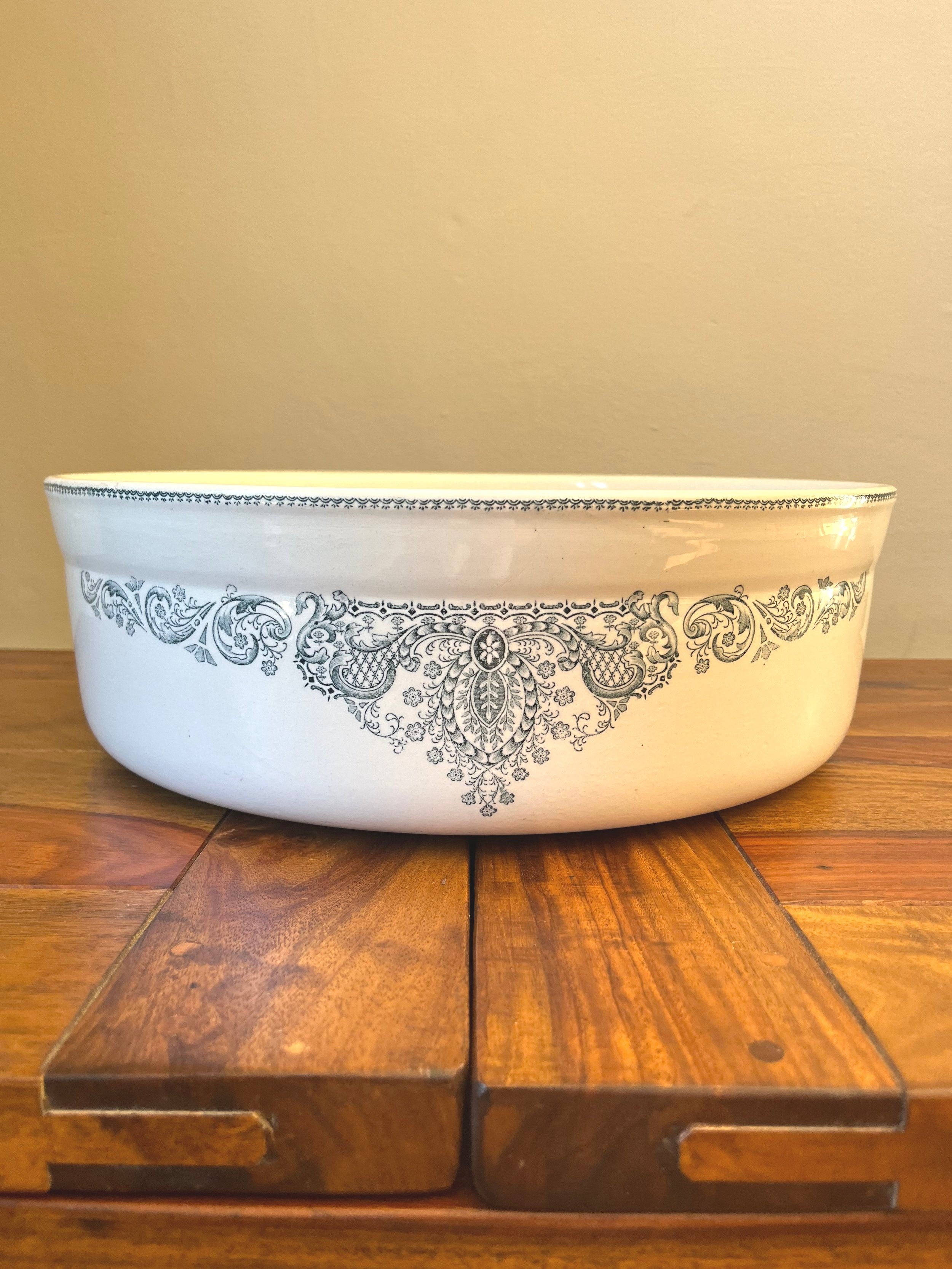 Secondhand vintage ceramic bowl