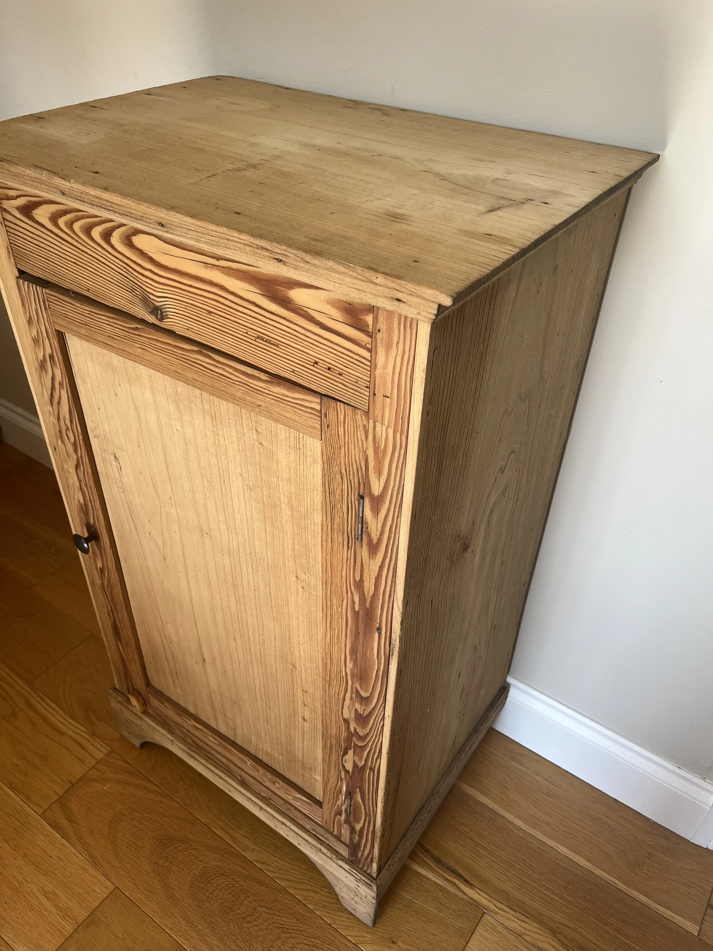 Secondhand vintage small cabinet