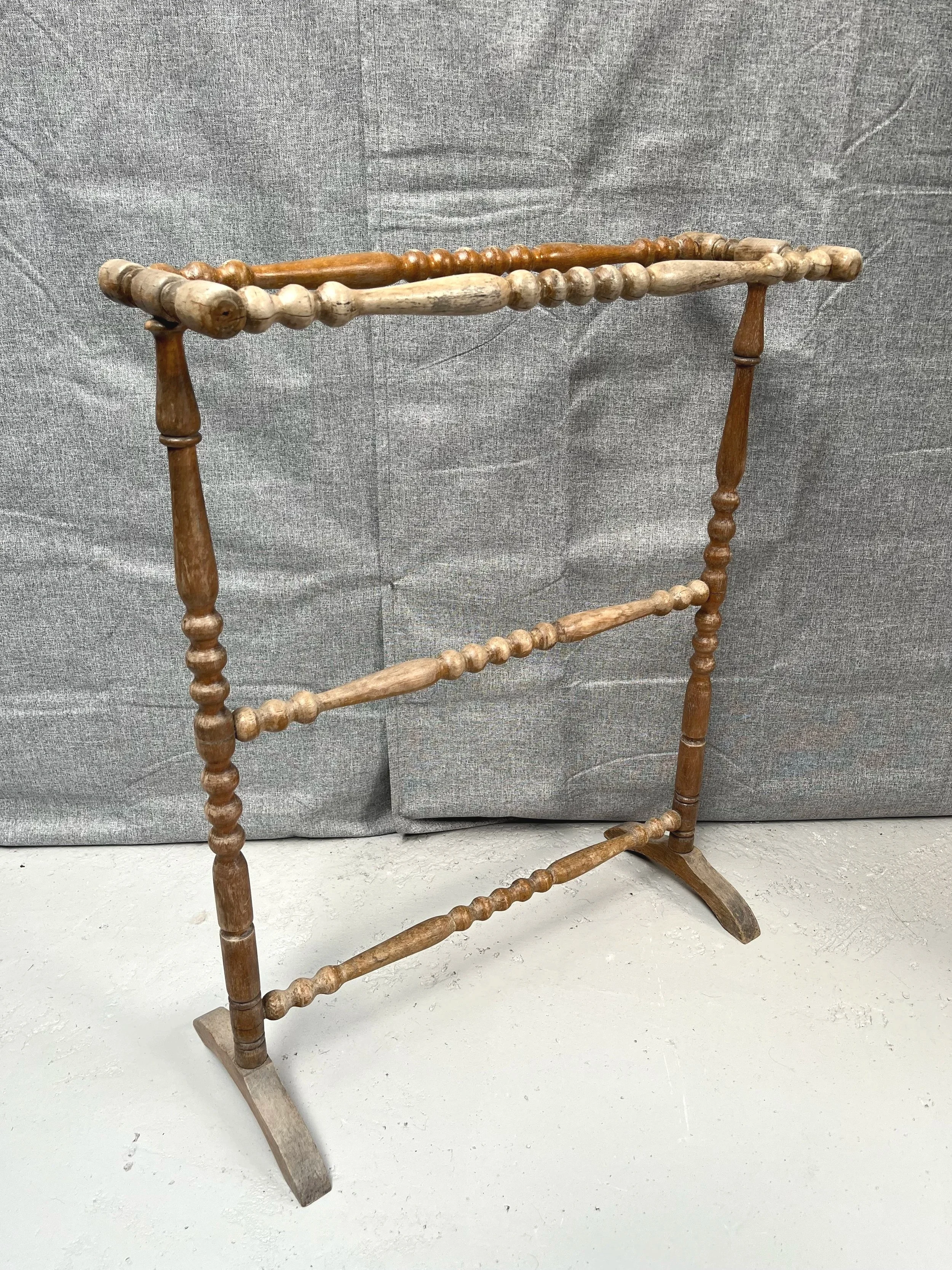Secondhand vintage towel rack