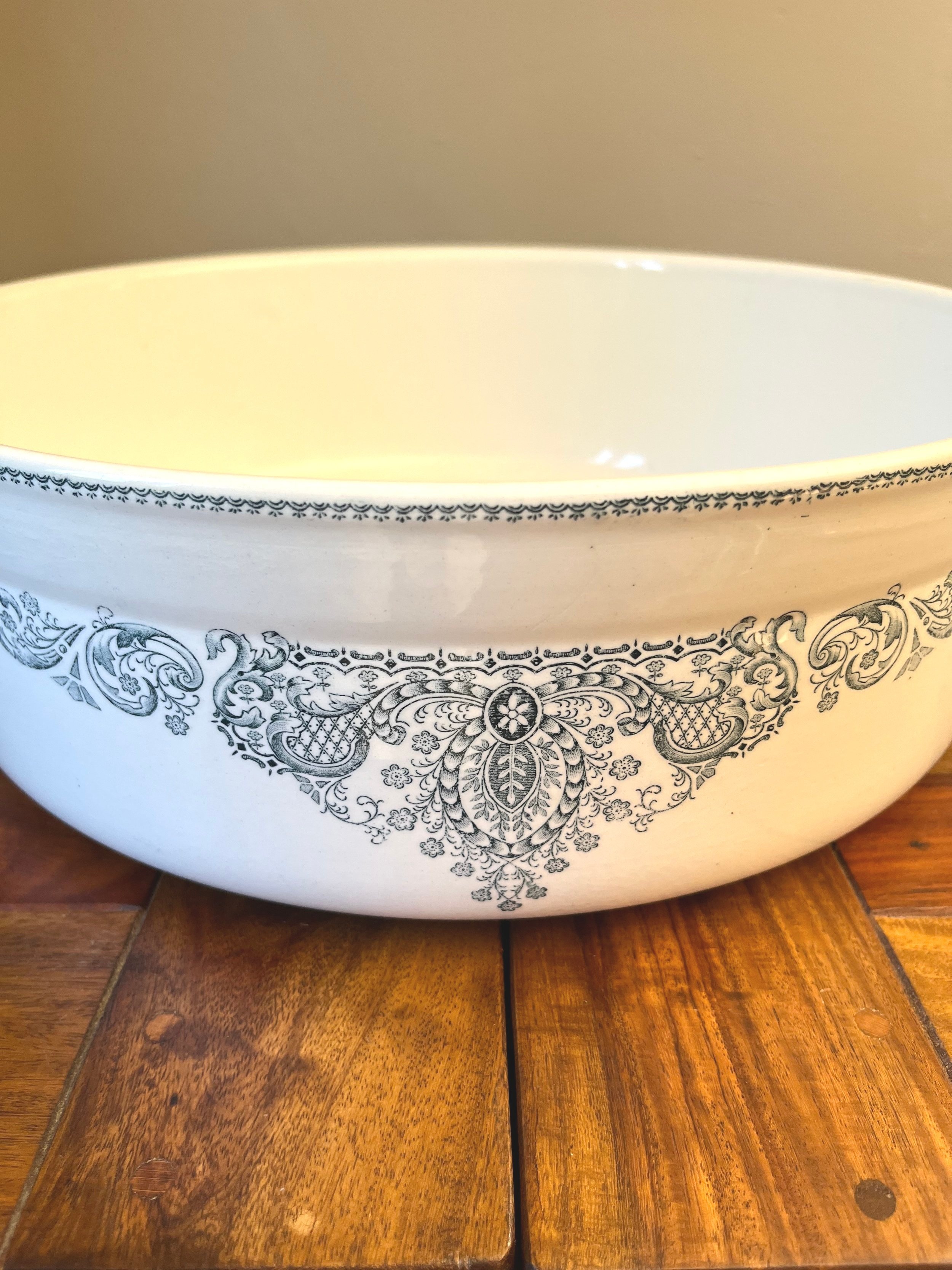 Secondhand vintage ceramic bowl
