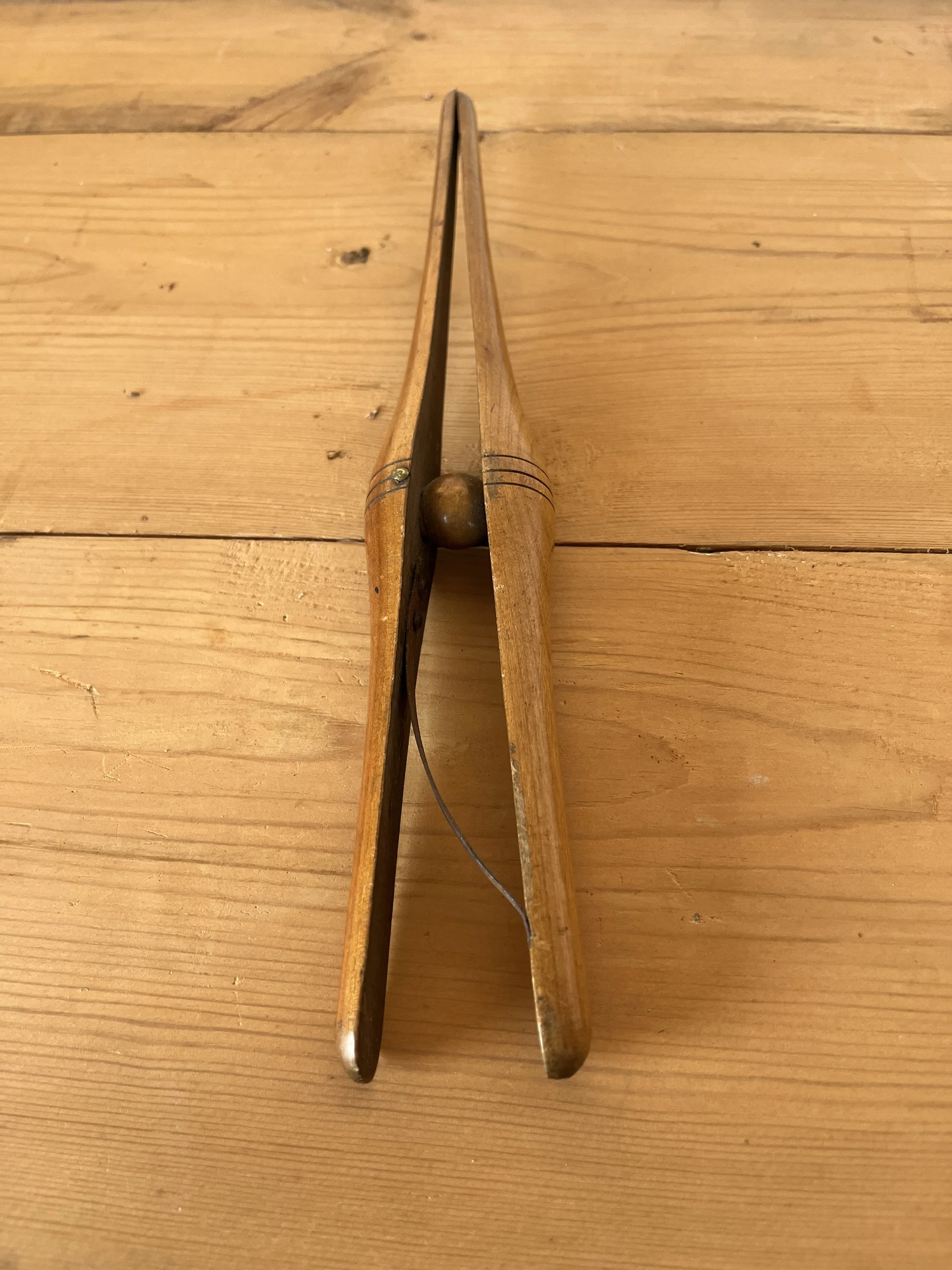 Secondhand vintage glove clip