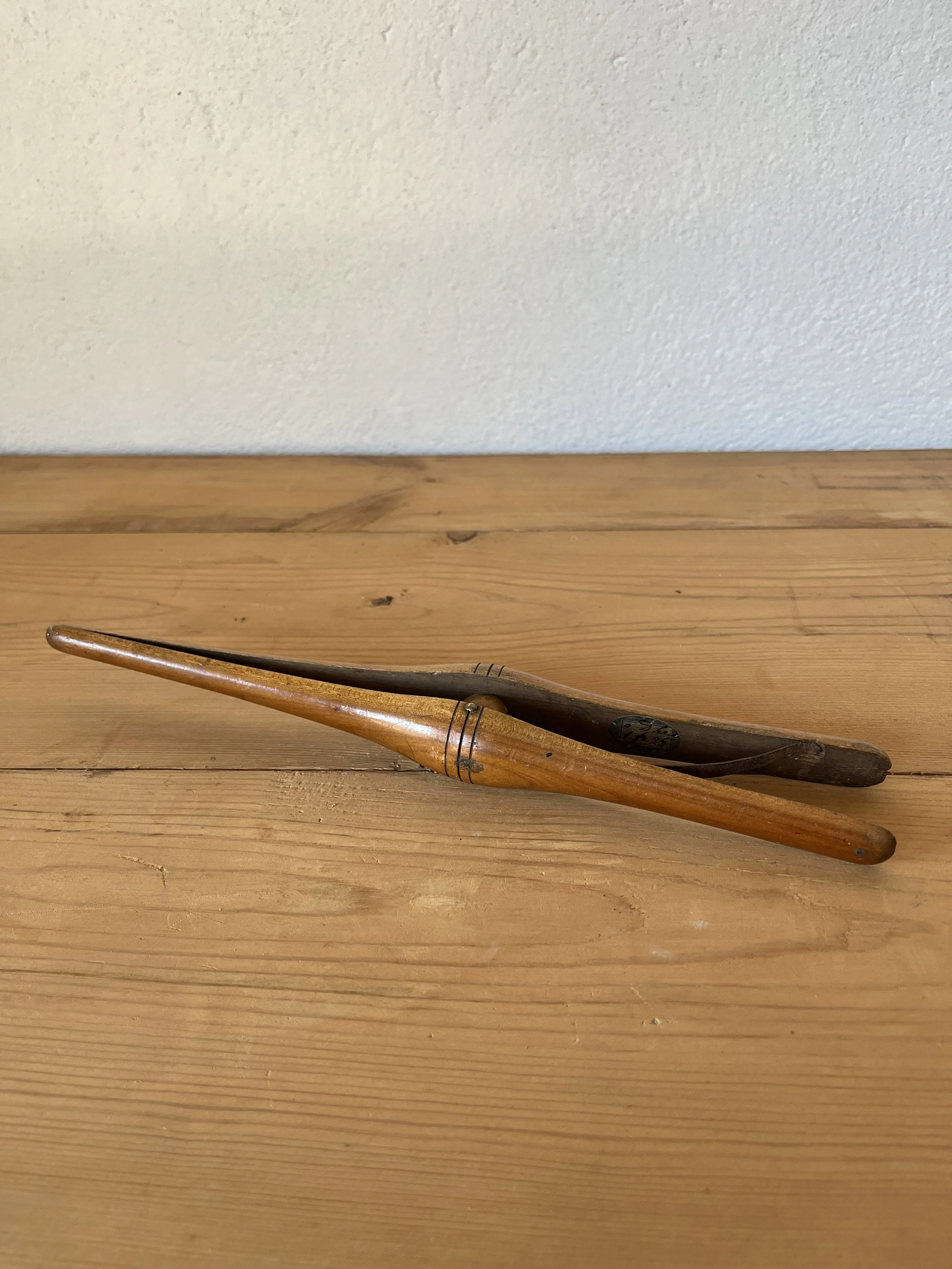 Secondhand vintage glove clip