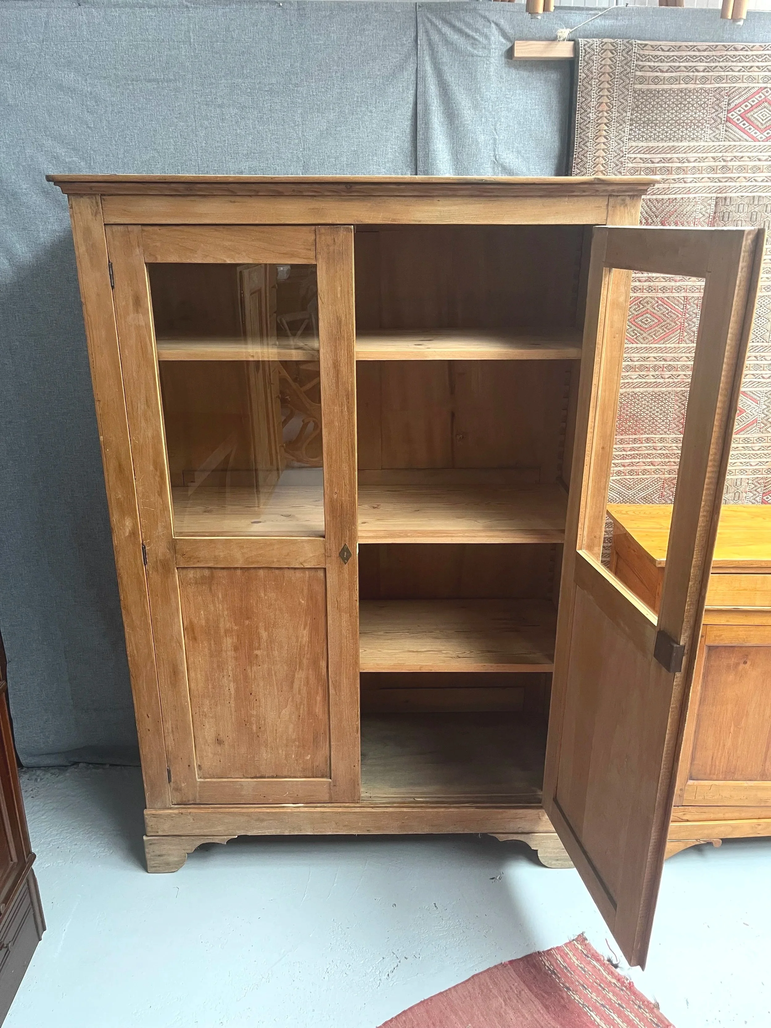 Secondhand vintage display cabinet