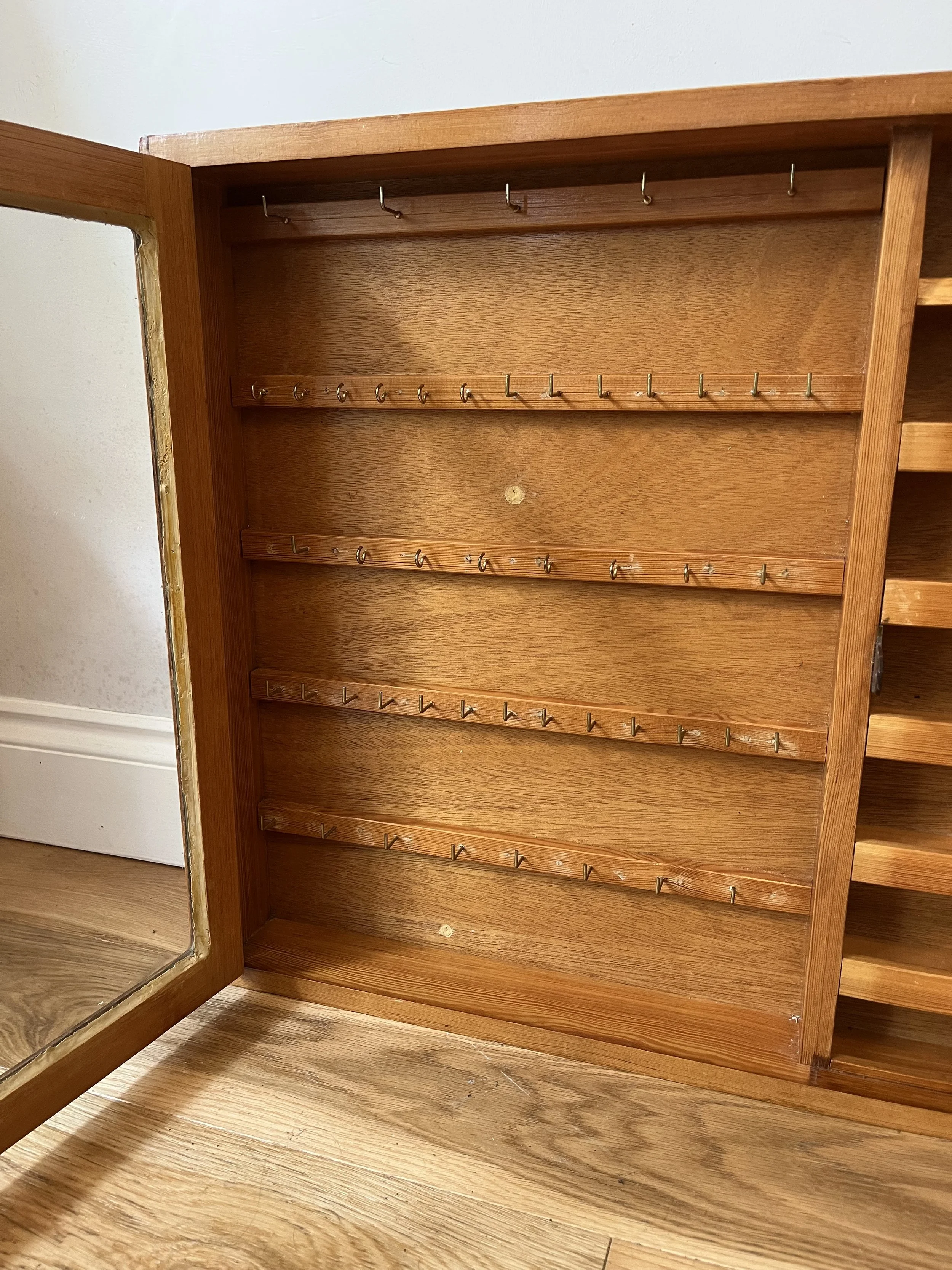 Secondhand vintage display cabinet