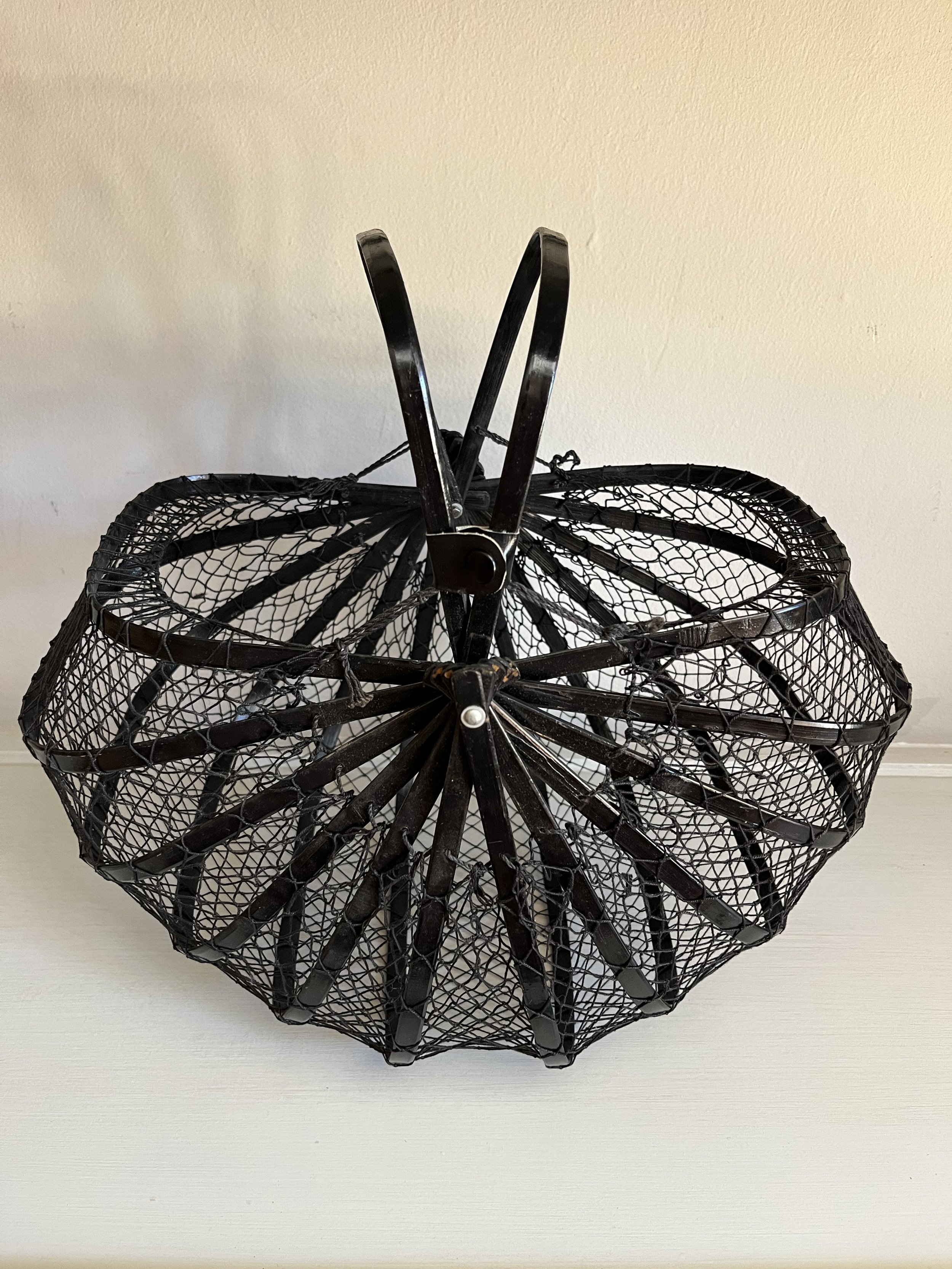 Secondhand vintage folding handbag/basket