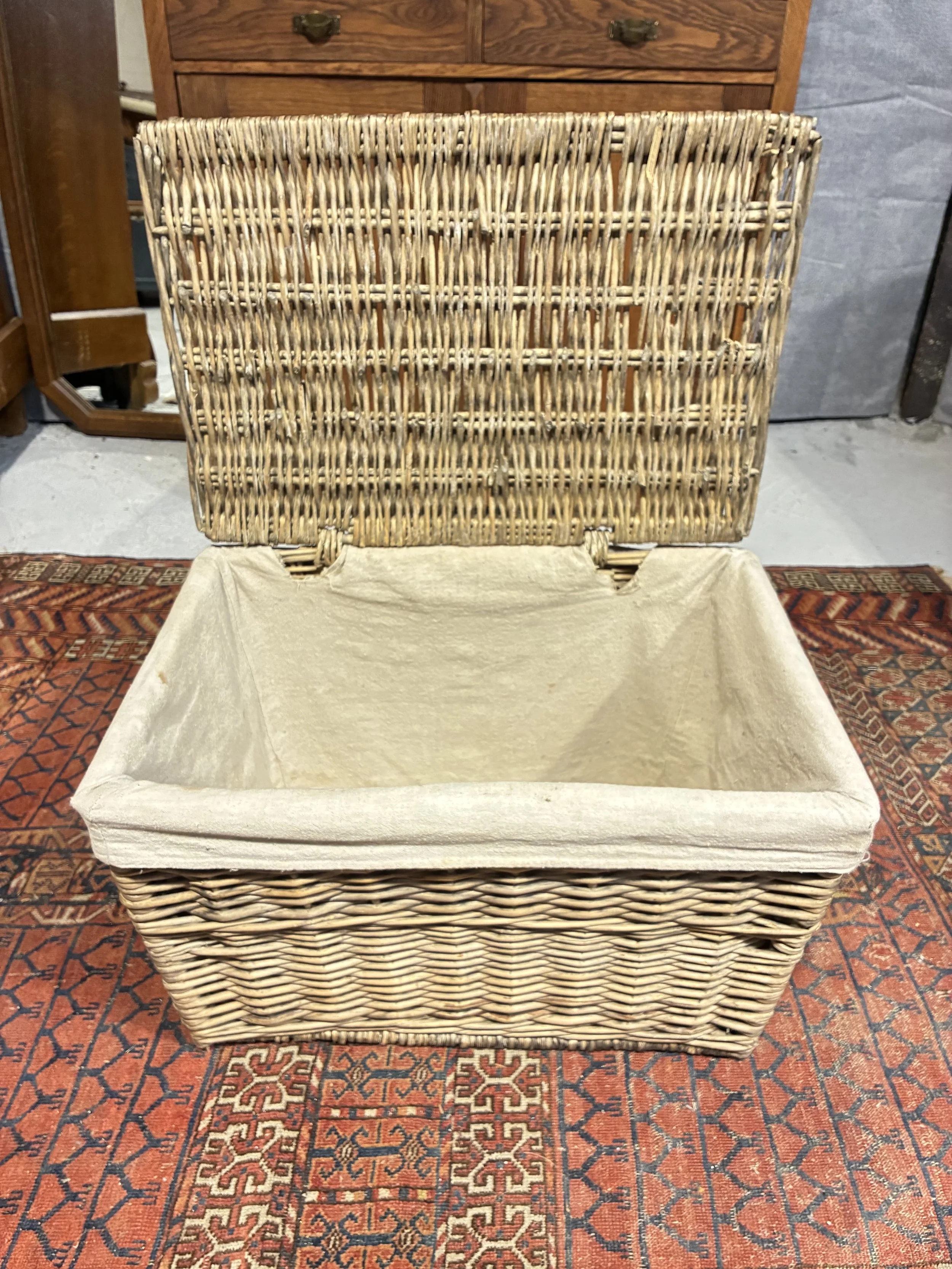 Secondhand vintage wicker basket with lid