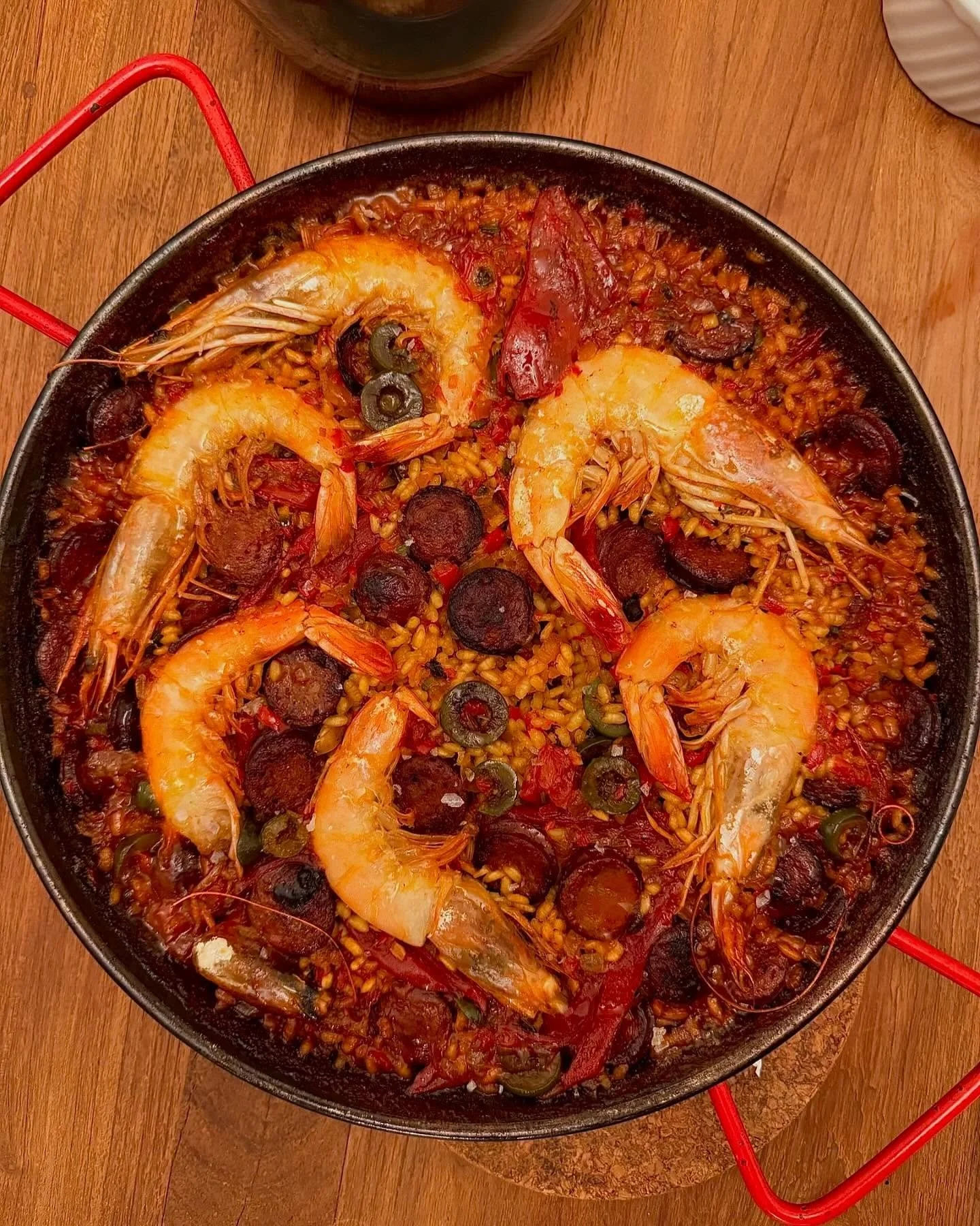 Heads or tails? Yes to both when it comes to paella con gambas y chorizo. 
.
.
.
.
.
#paella #comidaespa&ntilde;ola #gambas #homecooking #spanishtable